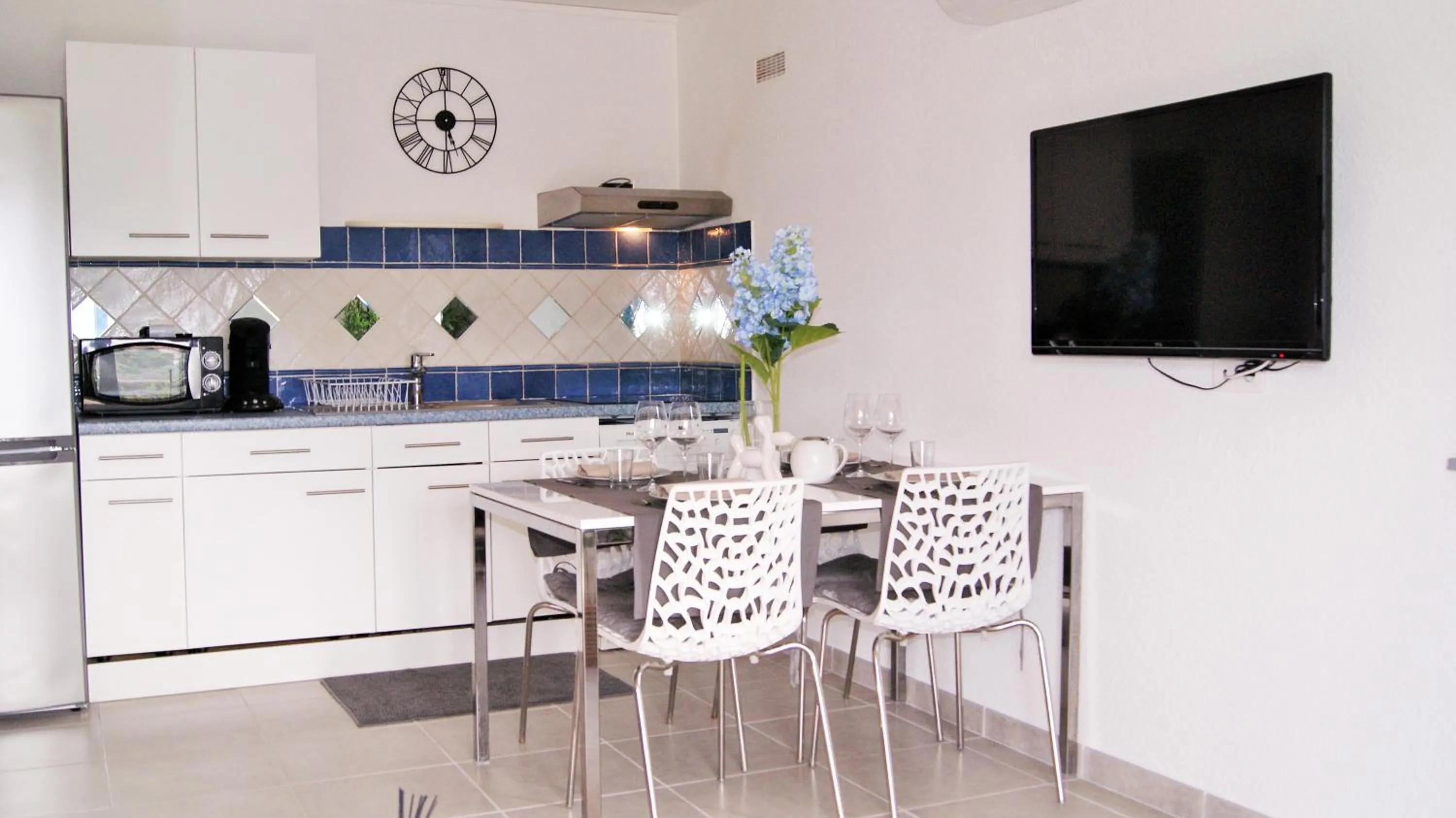 Dining area in Residence Bellavista à Santa Giulia, proche de la plage et vue mer