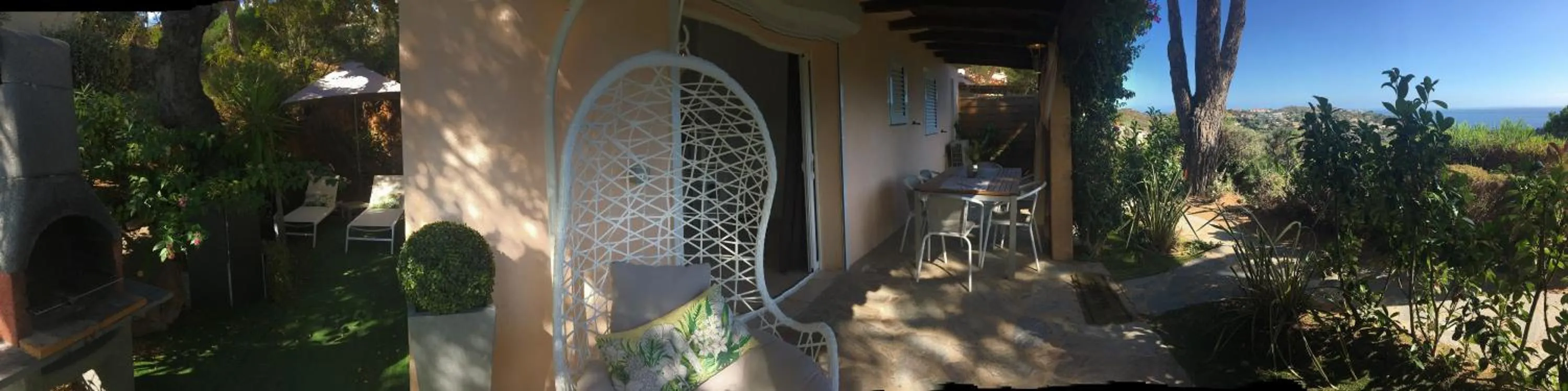 Patio in Residence Bellavista à Santa Giulia, proche de la plage et vue mer