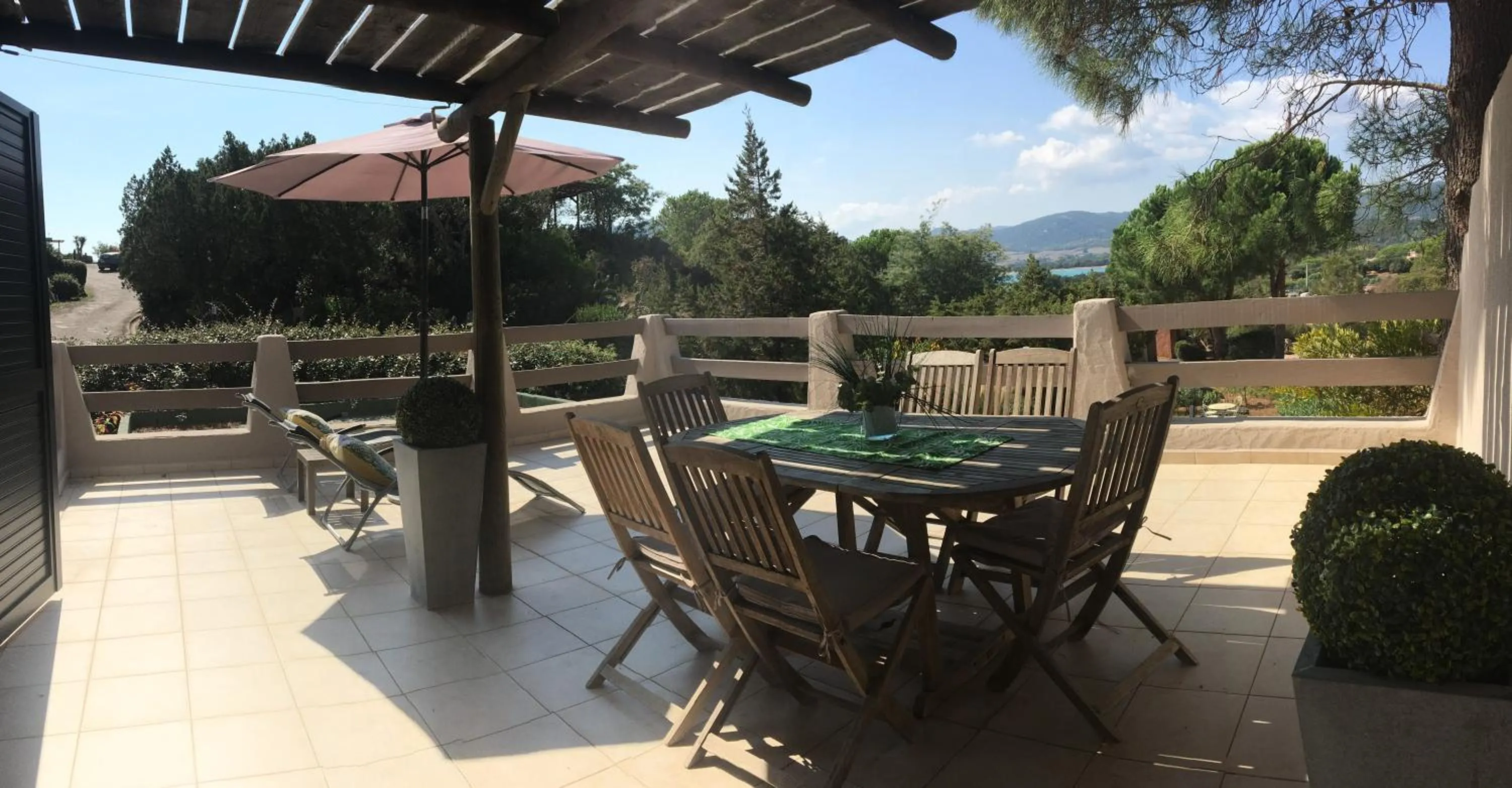 Patio in Residence Bellavista à Santa Giulia, proche de la plage et vue mer