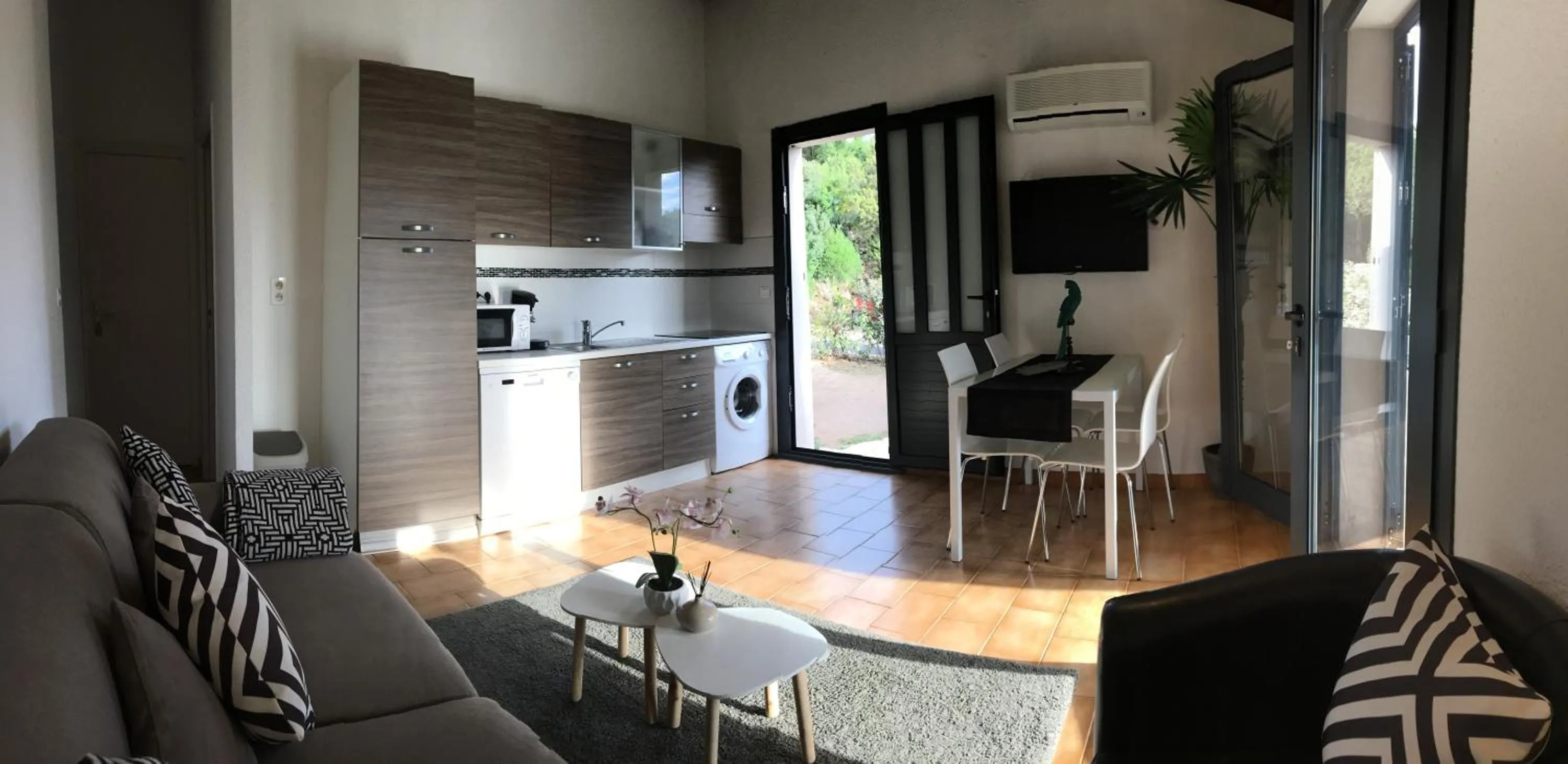Kitchen or kitchenette in Residence Bellavista à Santa Giulia, proche de la plage et vue mer