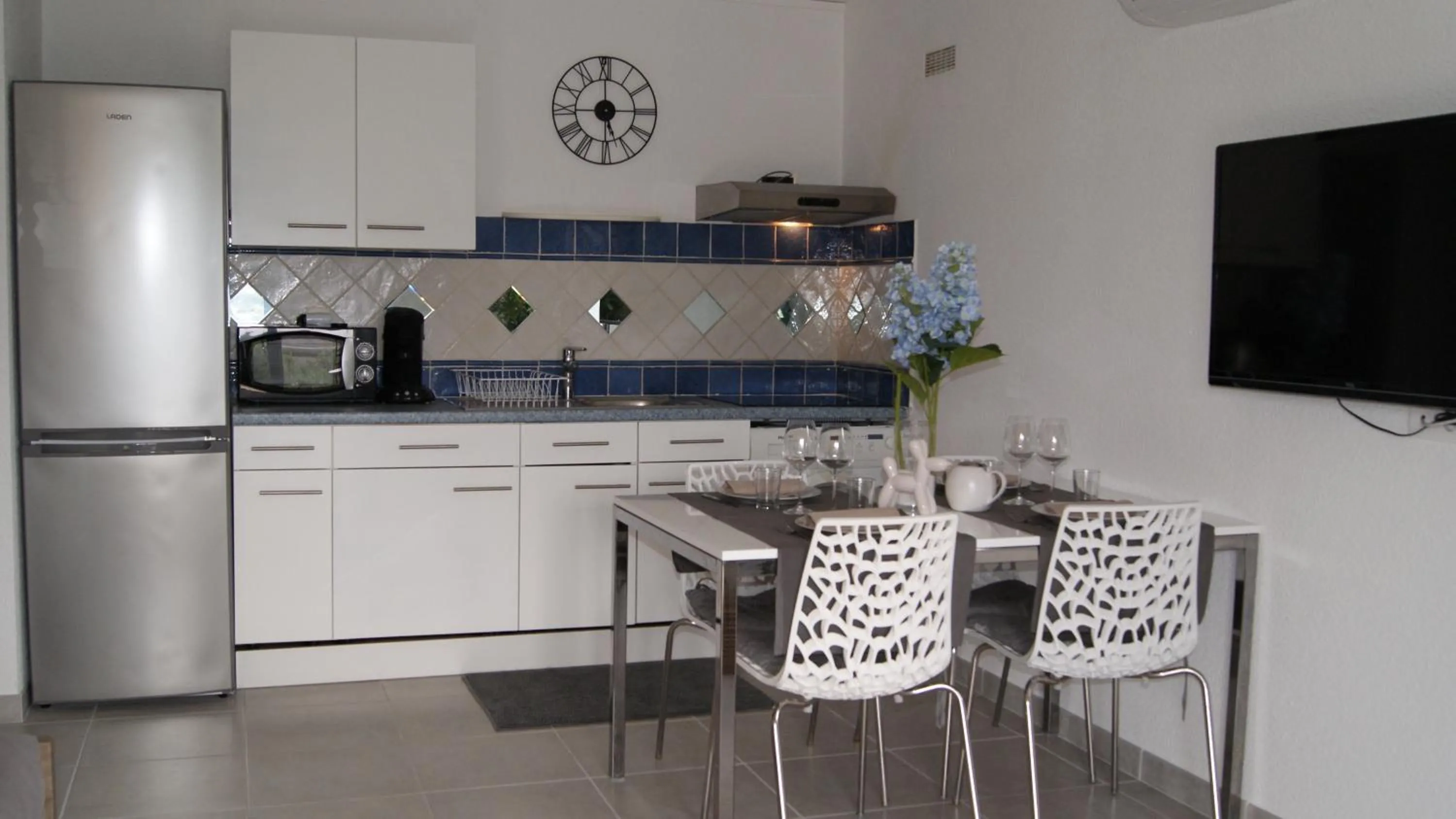 Kitchen or kitchenette in Residence Bellavista à Santa Giulia, proche de la plage et vue mer