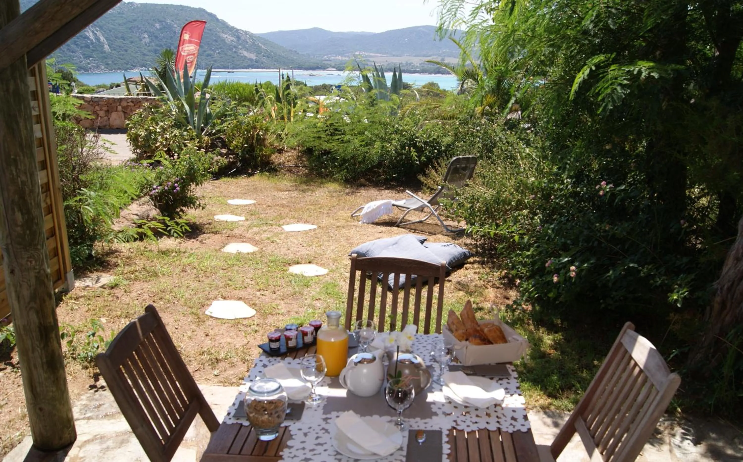 Patio in Residence Bellavista à Santa Giulia, proche de la plage et vue mer