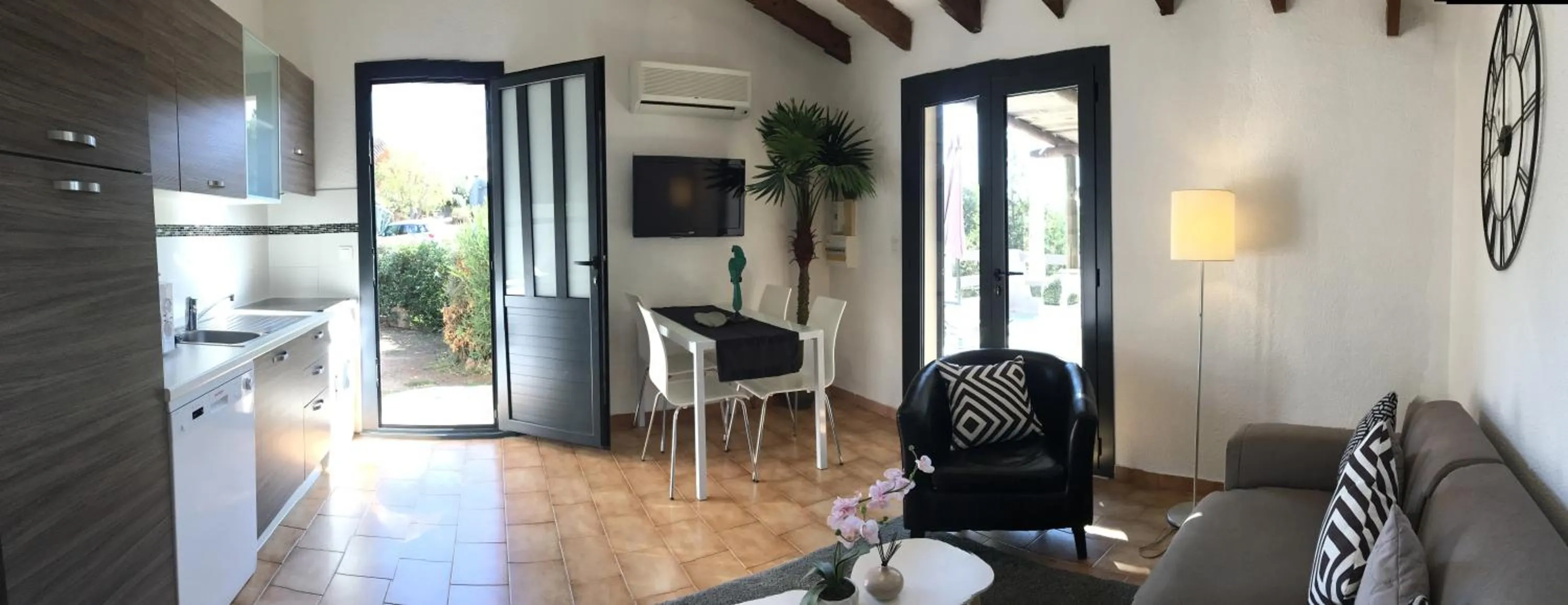 Dining area in Residence Bellavista à Santa Giulia, proche de la plage et vue mer