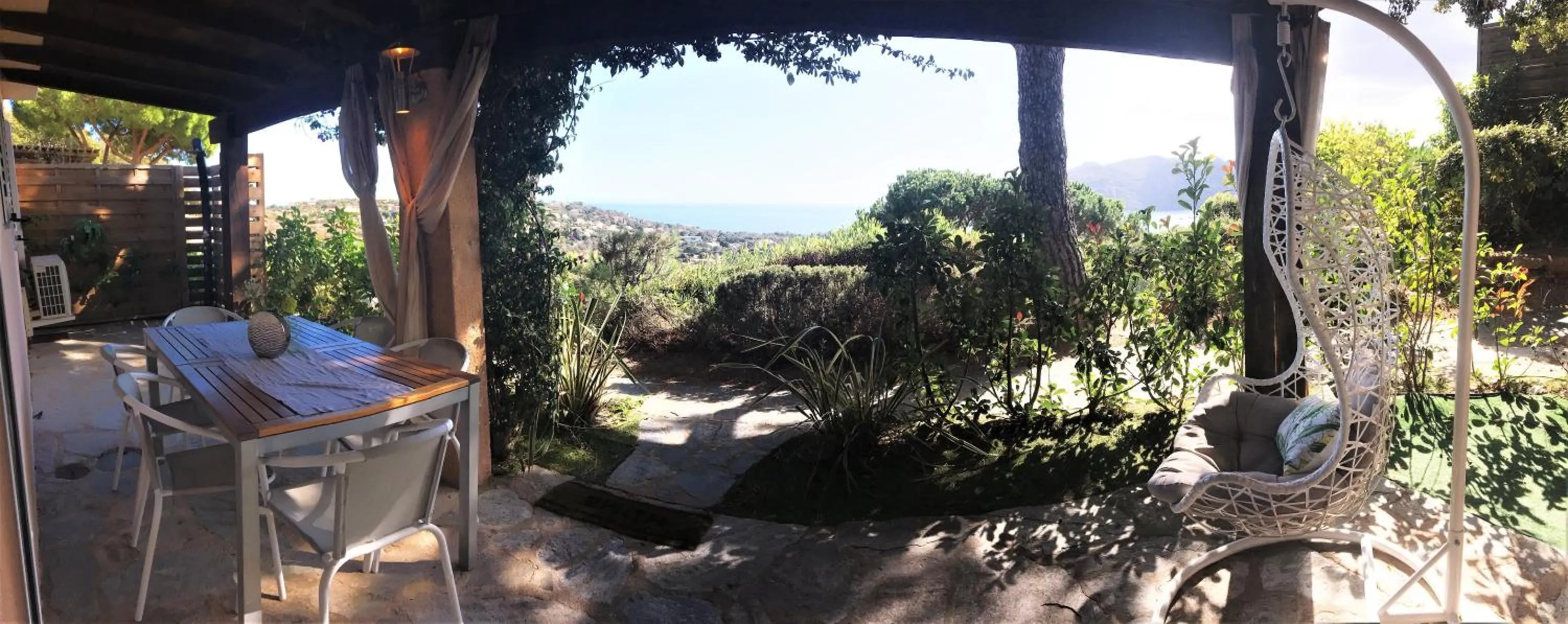 Patio in Residence Bellavista à Santa Giulia, proche de la plage et vue mer