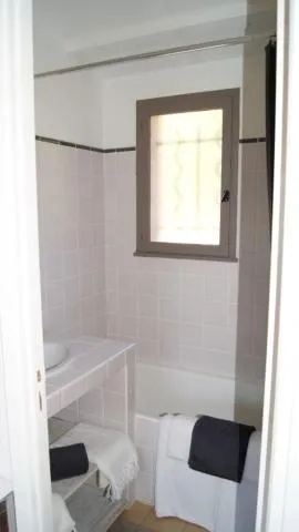 Bathroom, Bed in Residence Bellavista à Santa Giulia, proche de la plage et vue mer