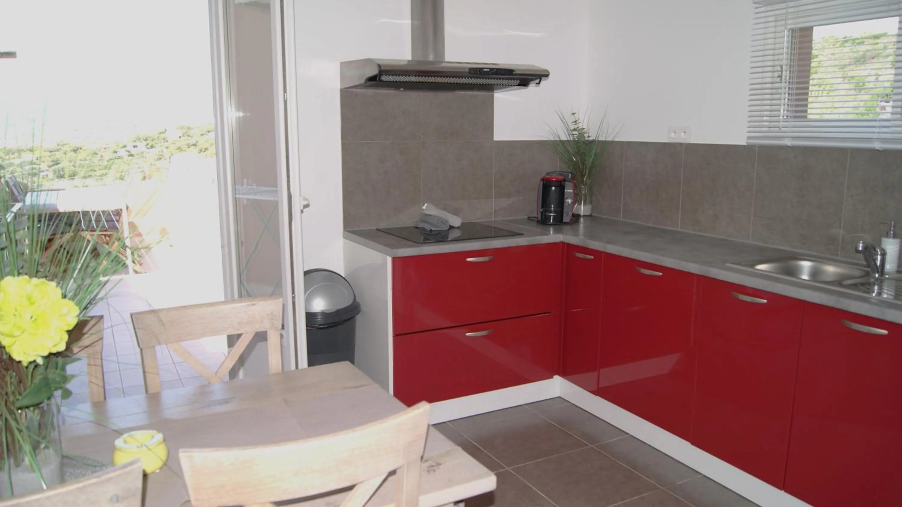 Kitchen or kitchenette in Residence Bellavista à Santa Giulia, proche de la plage et vue mer