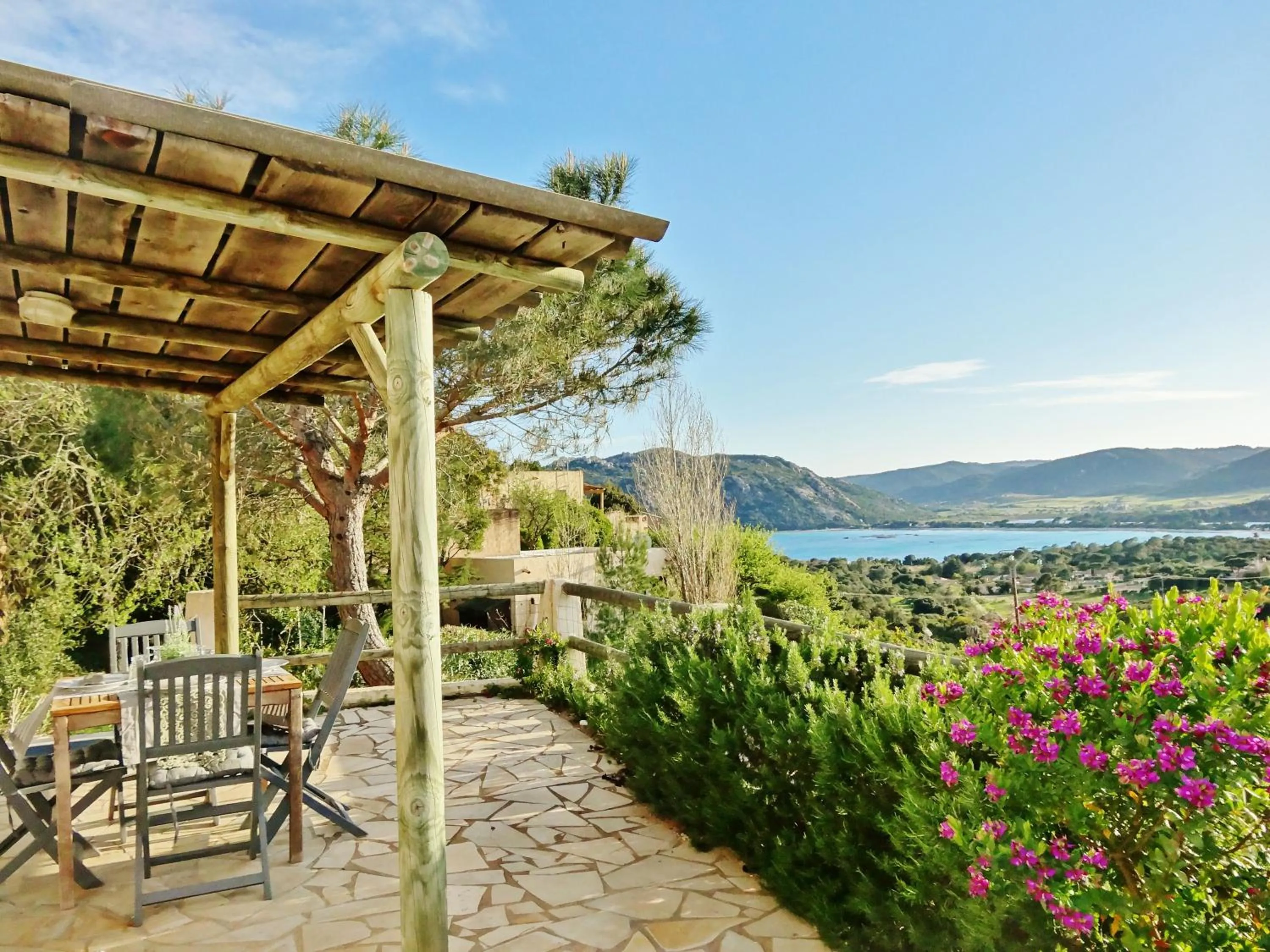 Patio in Residence Bellavista à Santa Giulia, proche de la plage et vue mer