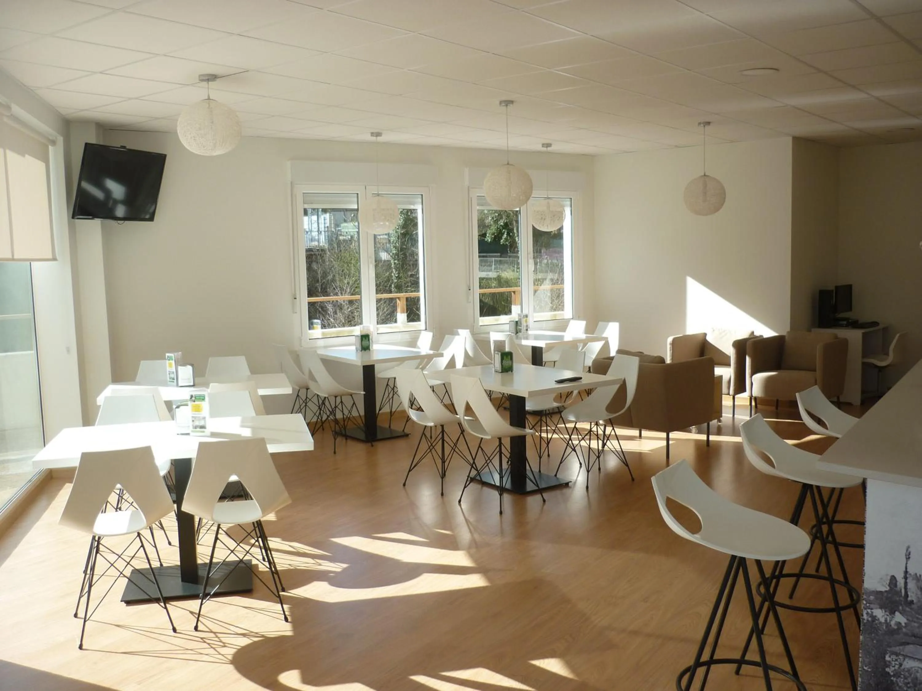 Property building in Pensión-Albergue Puente Ribeira