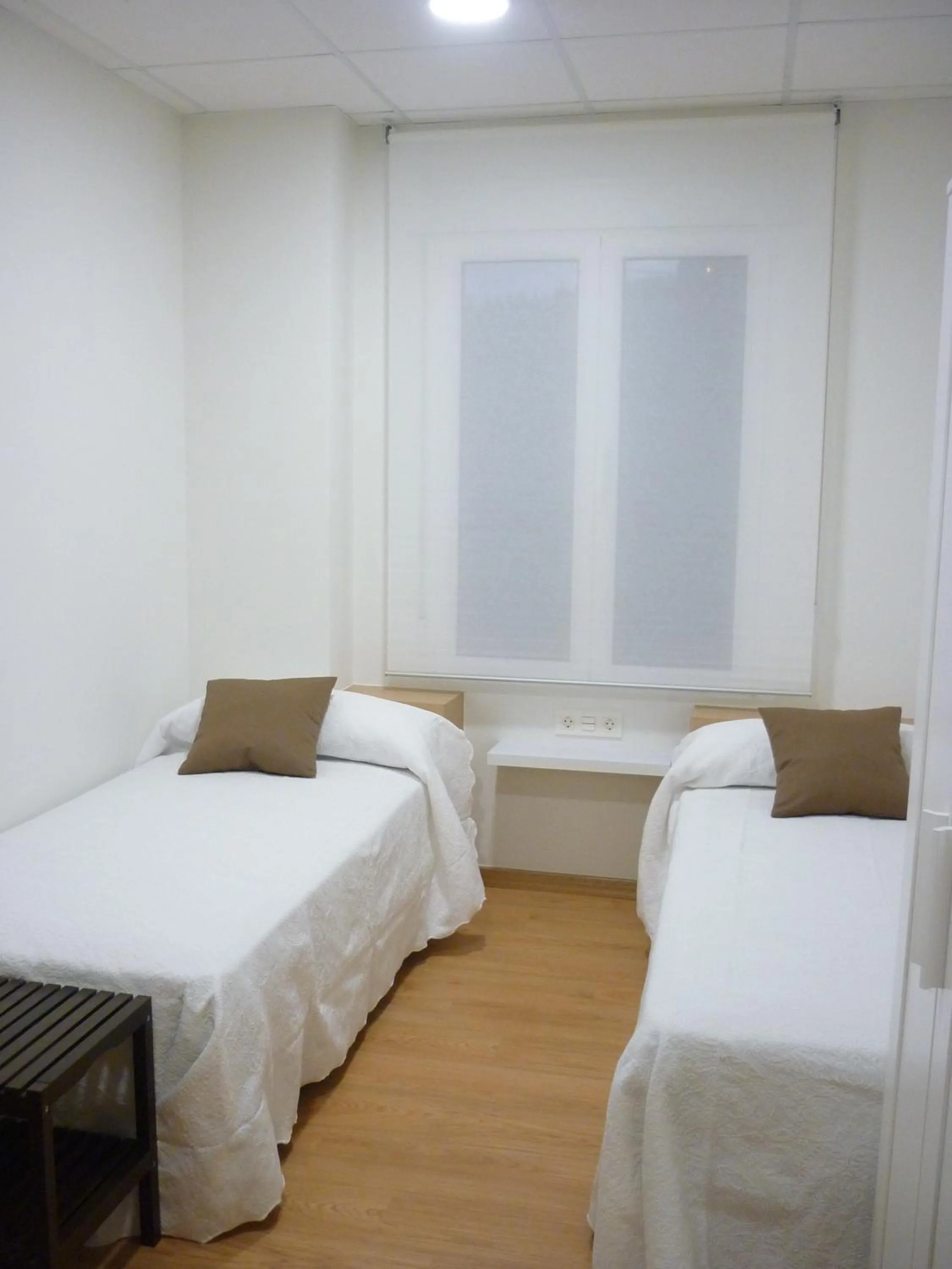 Photo of the whole room, Bed in Pensión-Albergue Puente Ribeira