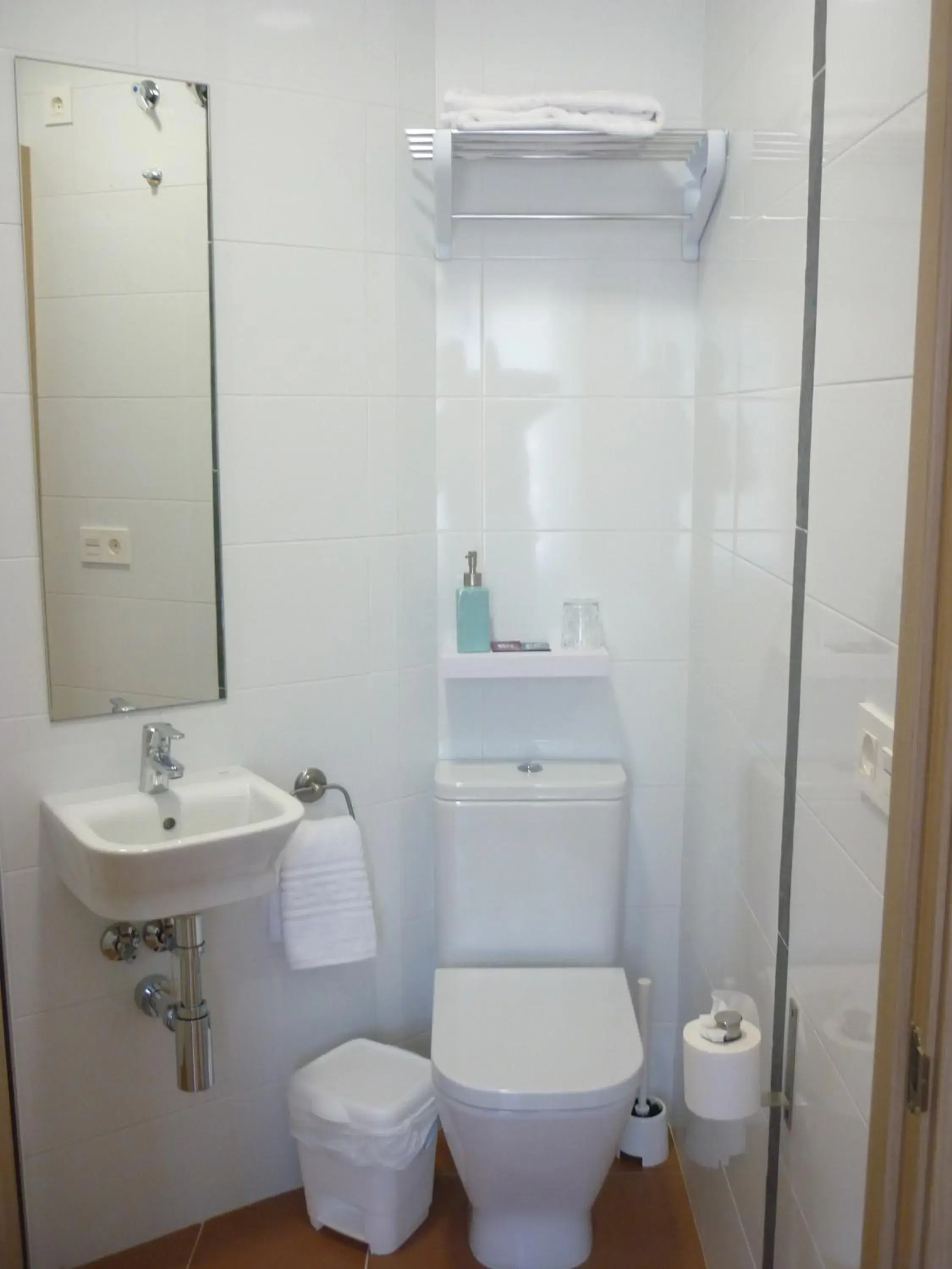 Single Room with Bathroom - single occupancy in Pensión-Albergue Puente Ribeira Single Room with Bathroom - single occupancy in Pensión-Albergue Puente Ribeira