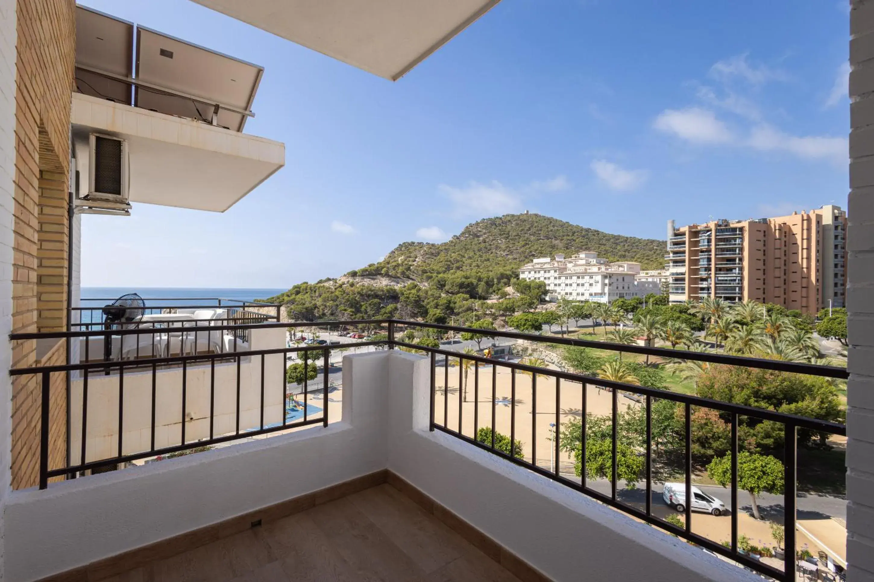 Property building in Apartamentos Odysea By Apartamentos Valentia Property building in Apartamentos Odysea By Apartamentos Valentia