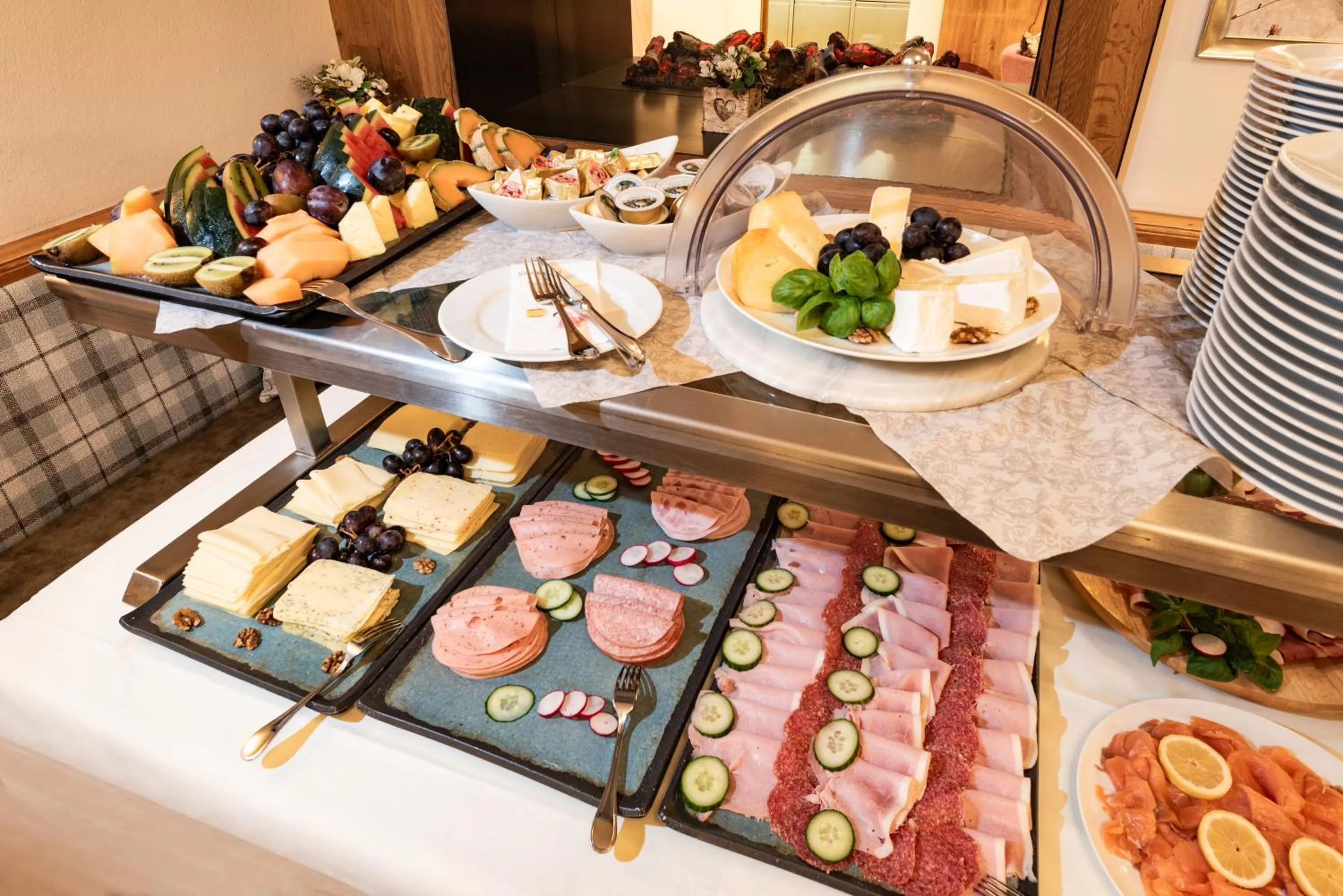 Buffet breakfast in Alpen Glück Hotel Unterm Rain garni