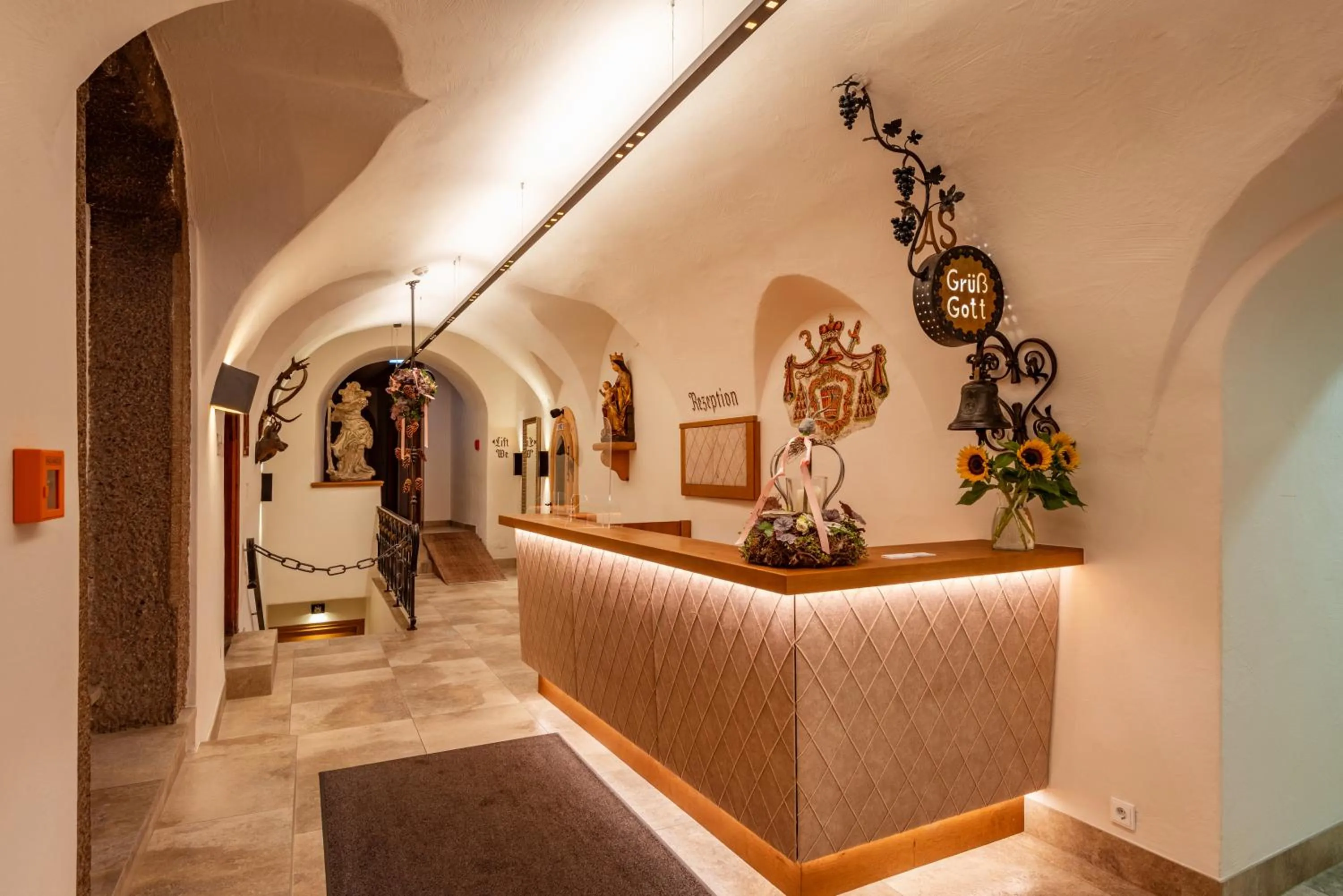 Lobby or reception in Alpen Glück Hotel Unterm Rain garni