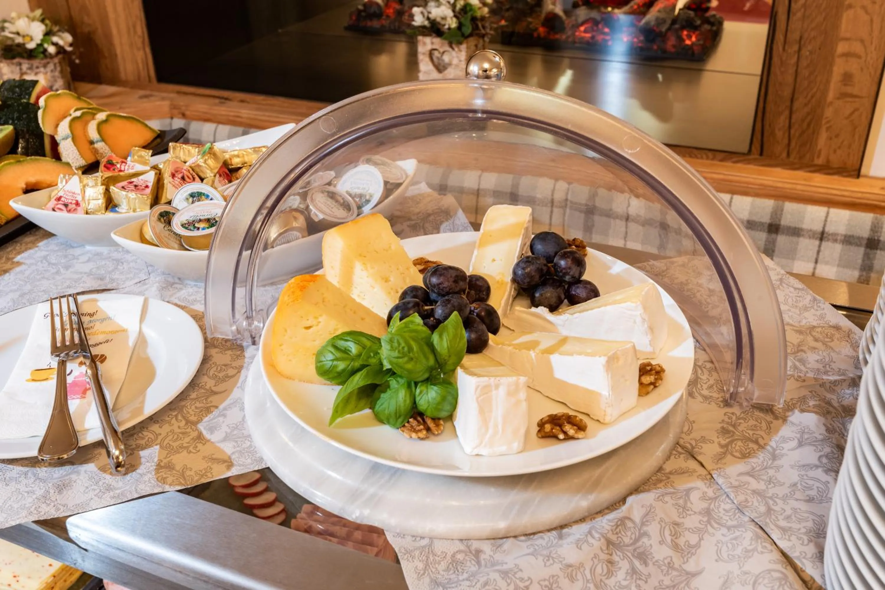 Buffet breakfast in Alpen Glück Hotel Unterm Rain garni