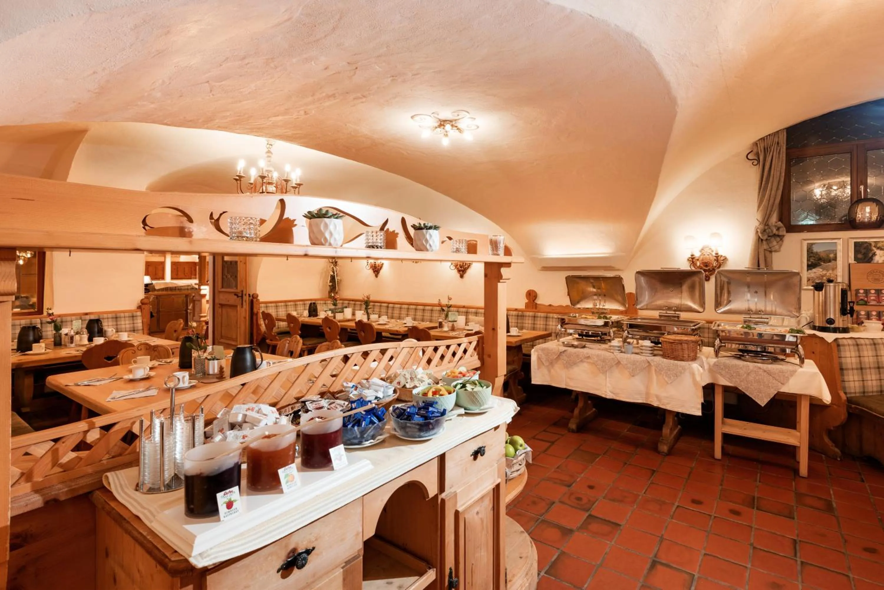 Buffet breakfast in Alpen Glück Hotel Unterm Rain garni