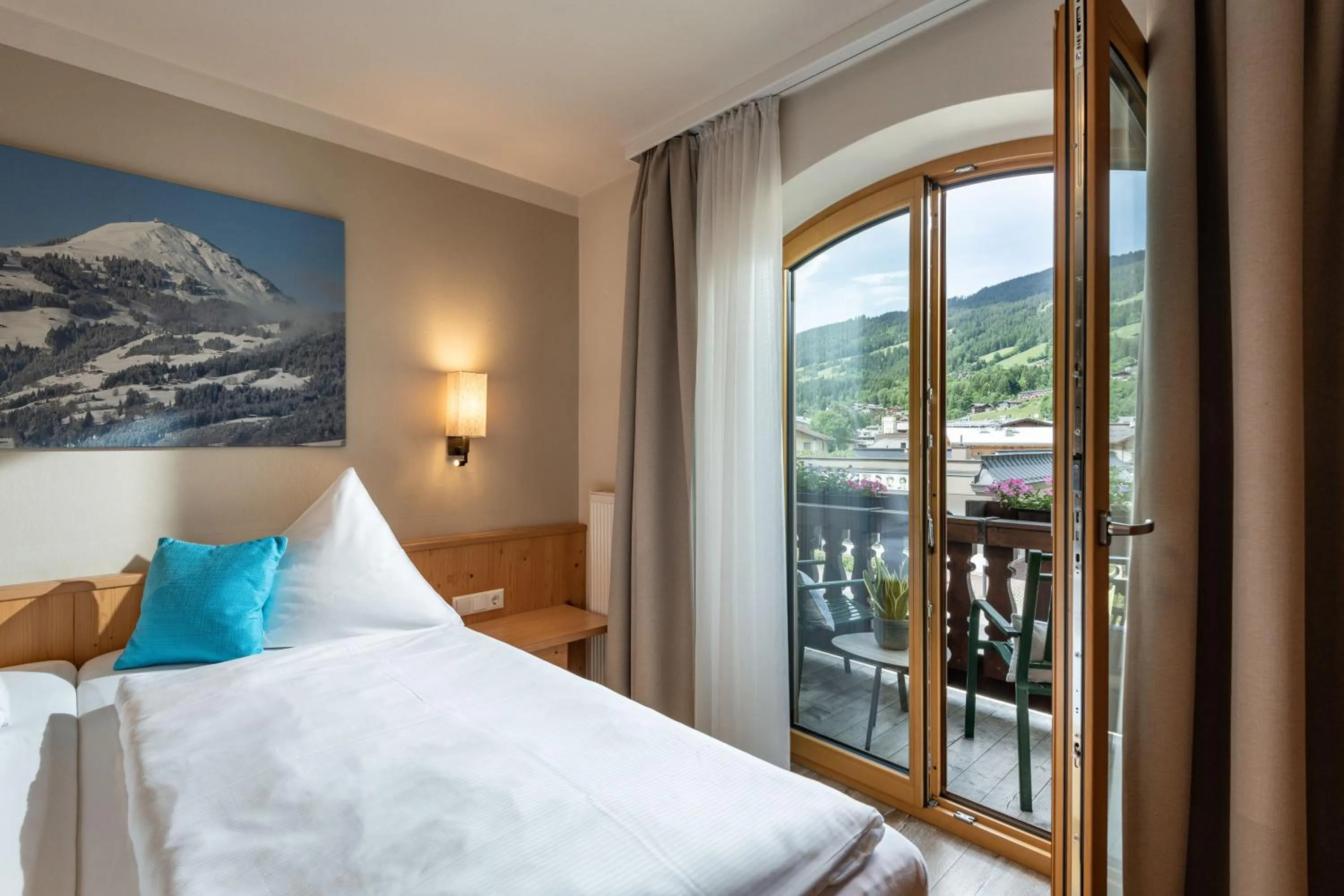 Photo of the whole room, Bed in Alpen Glück Hotel Unterm Rain garni