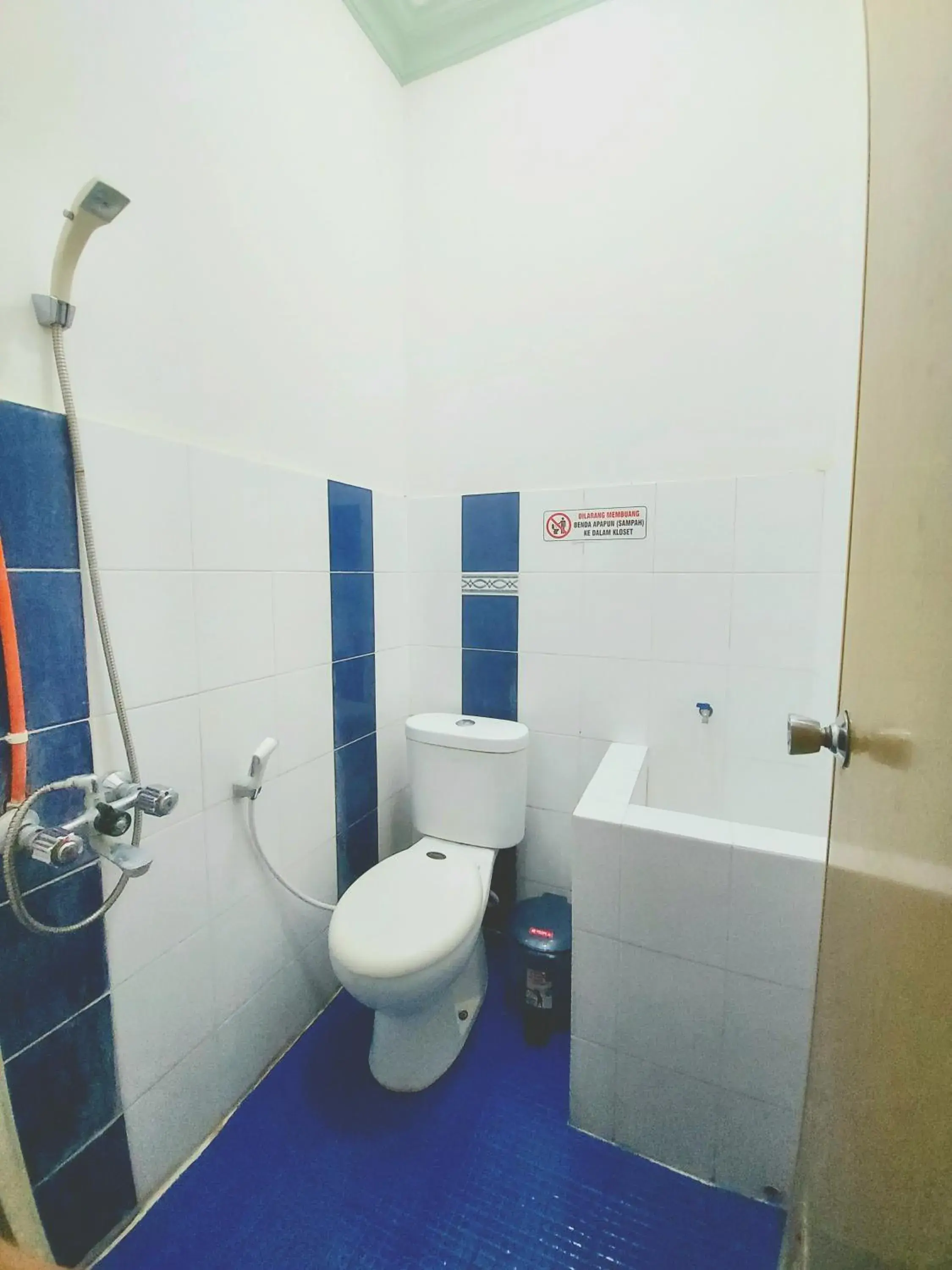 Shower in Hotel Sri Timur Shower in Hotel Sri Timur