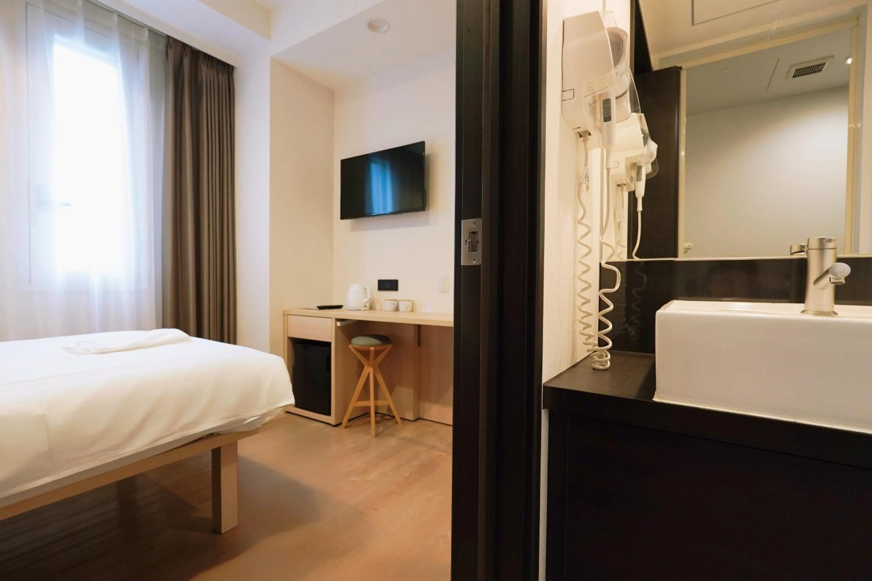 TV and multimedia, Bed in Park Central Sakura Hotel