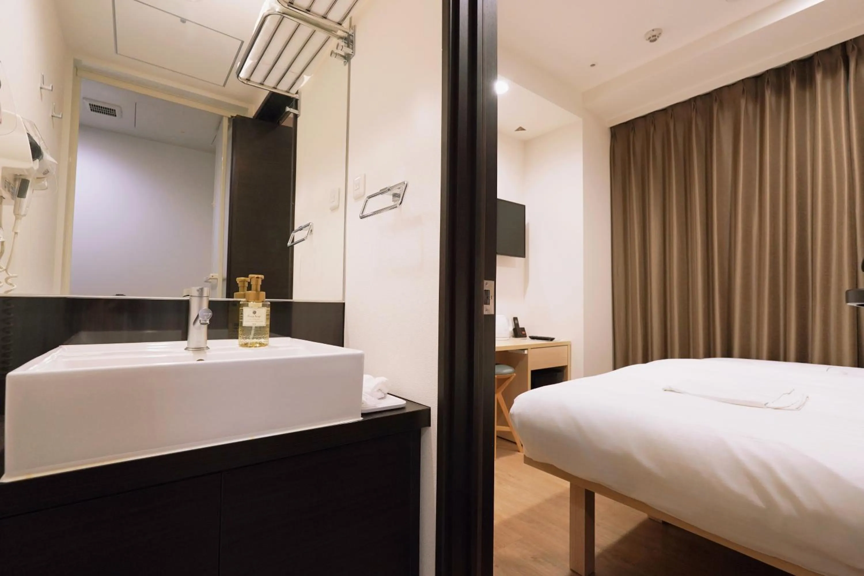 Shower, Bed in Park Central Sakura Hotel