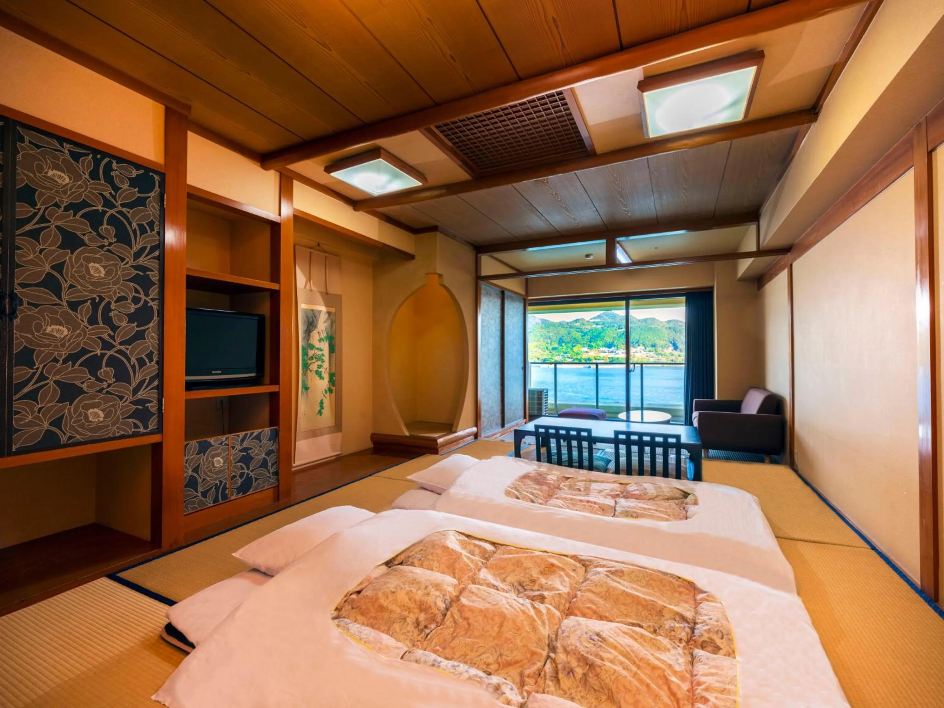 Photo of the whole room, Bed in KAMENOI HOTEL Nachi Katsuura