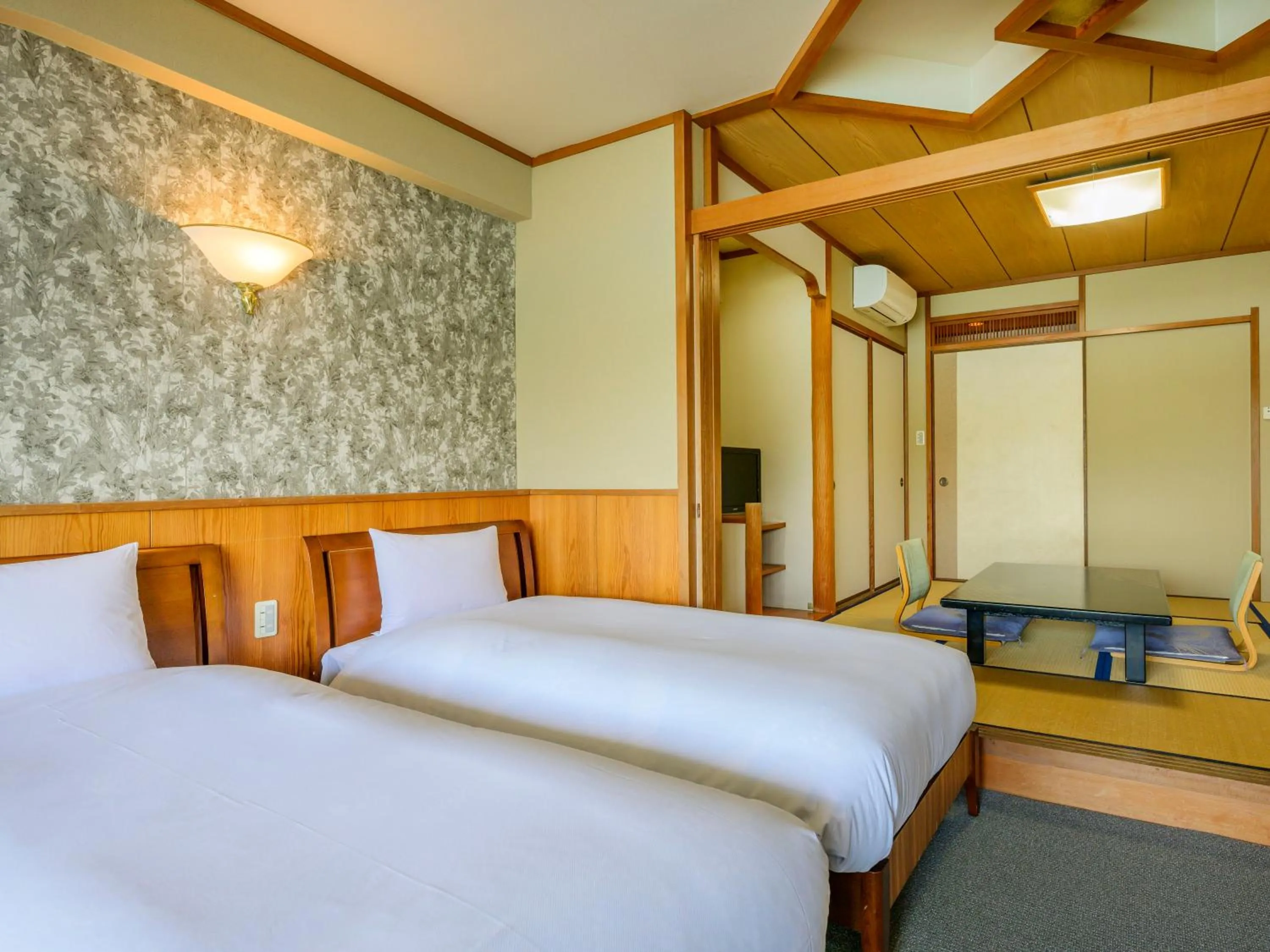 Photo of the whole room, Bed in KAMENOI HOTEL Nachi Katsuura