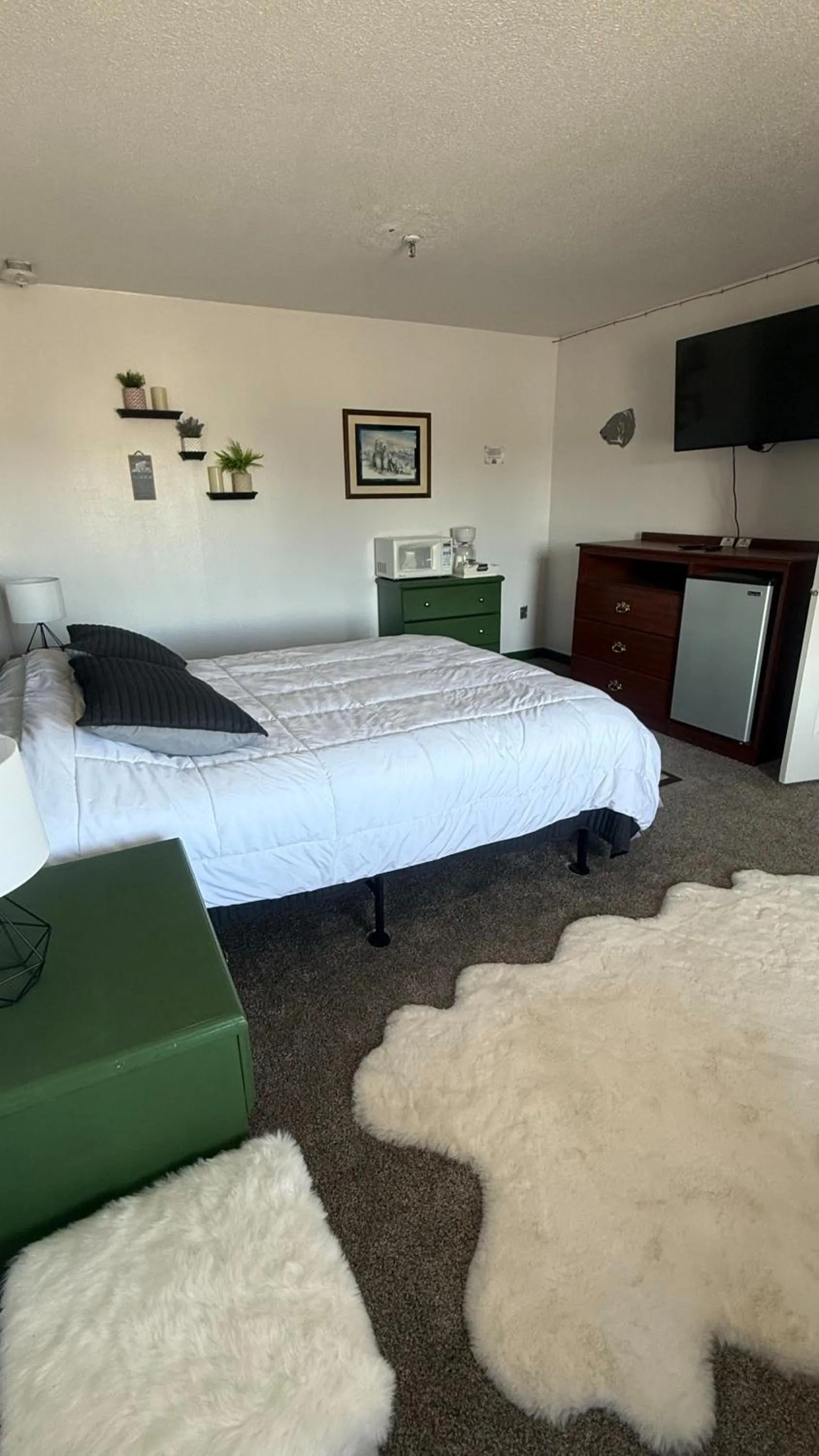 Bed in The Kenai Inn