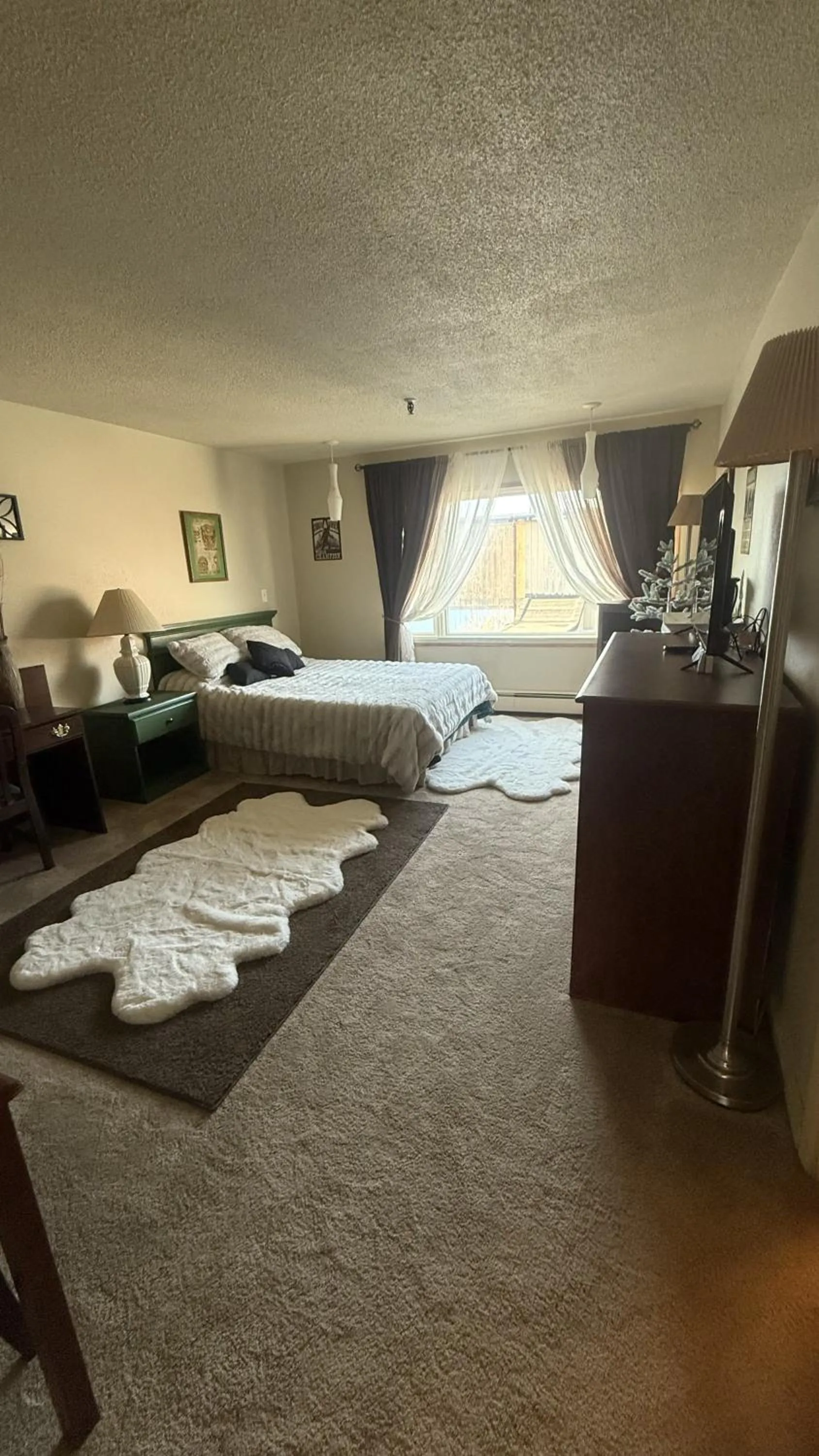 Bed in The Kenai Inn