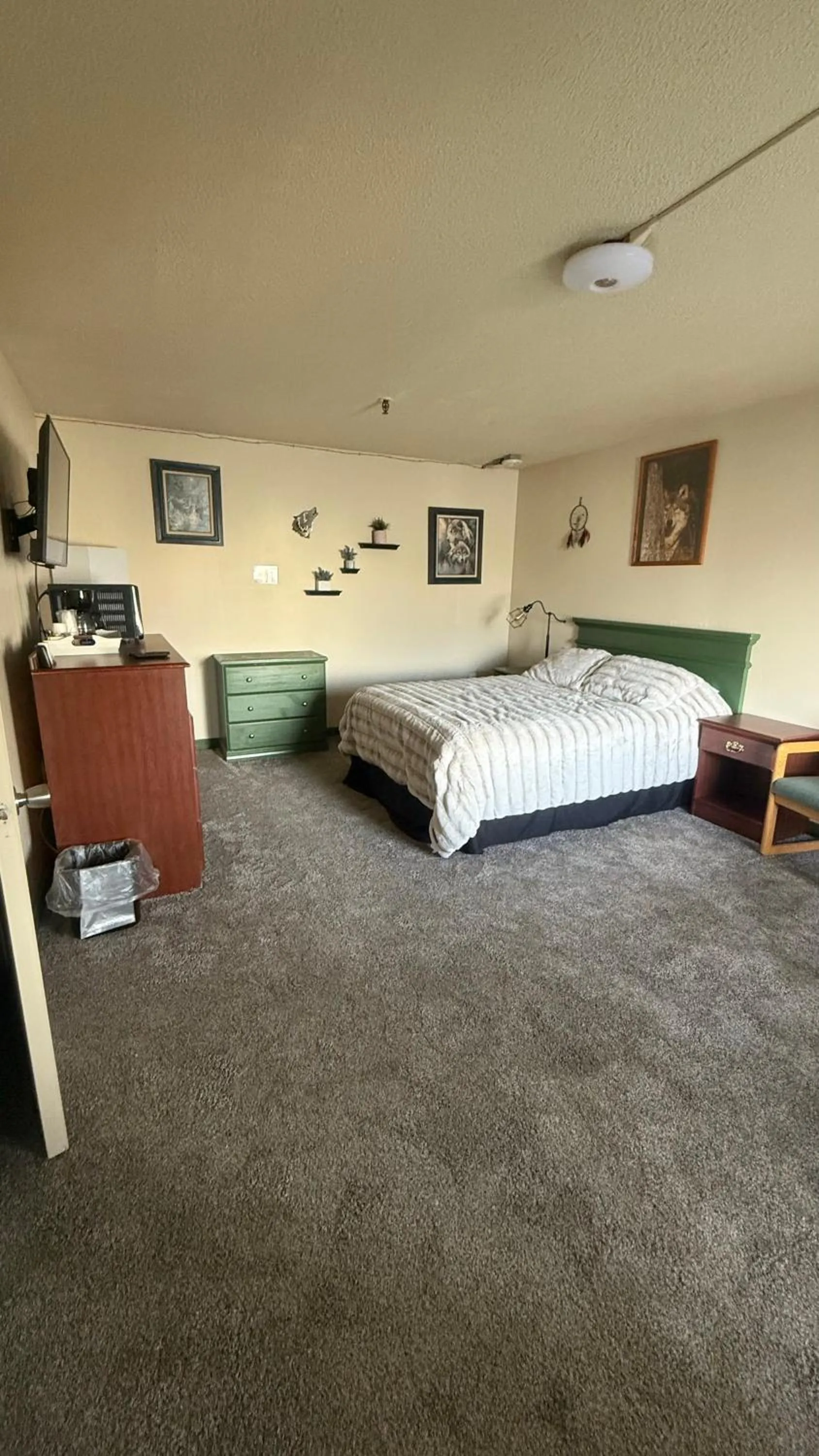 Bed in The Kenai Inn