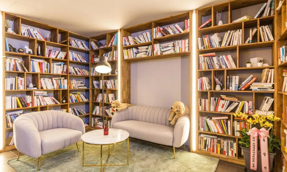 Library in Guri Hotel In cafe