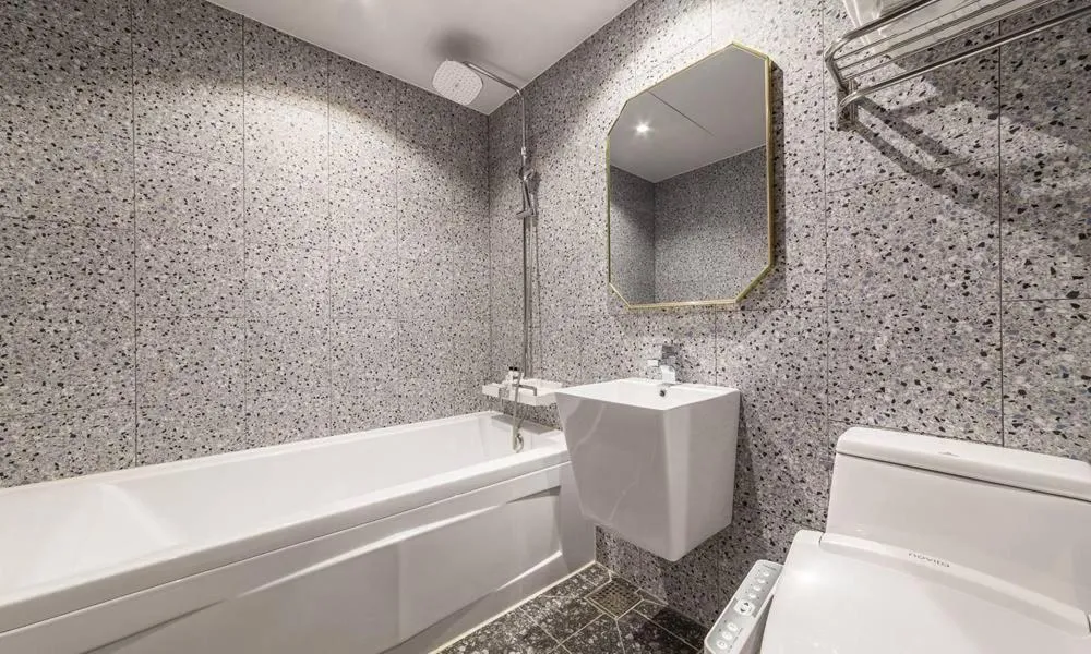 Shower in Guri Hotel In cafe