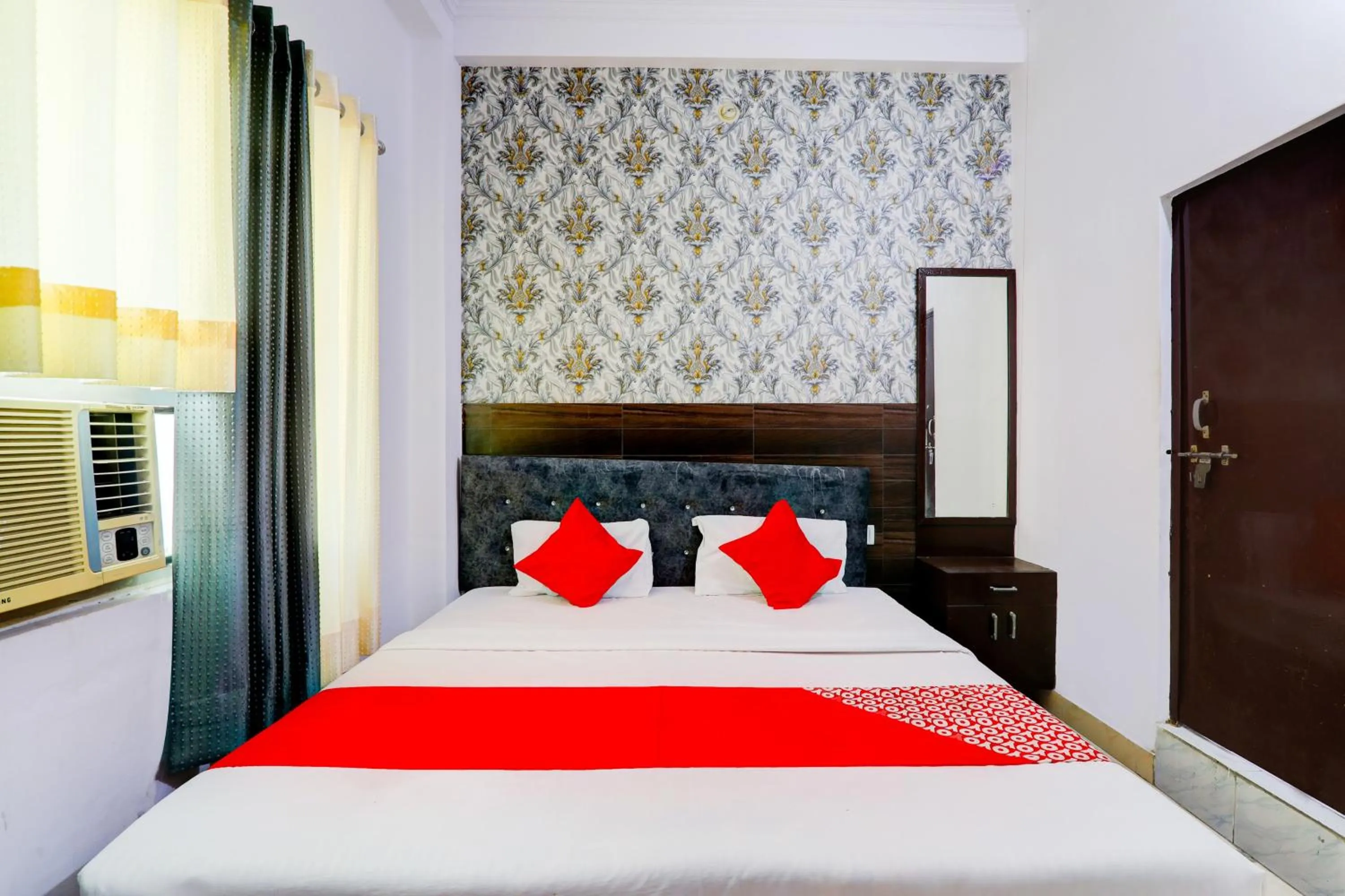 Bedroom, Bed in Super Hotel O Raama