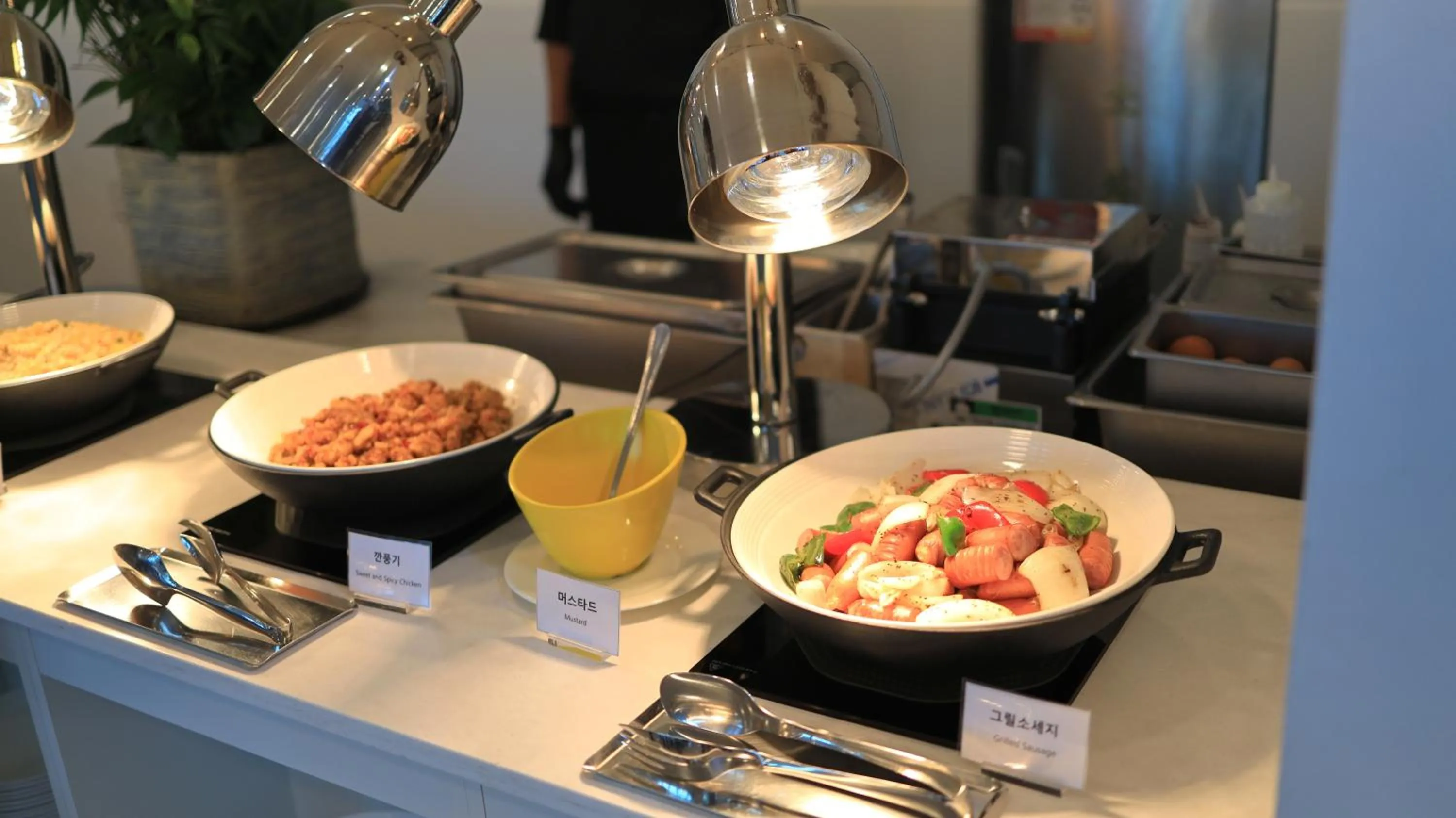 Restaurant/places to eat in The Hotel Soo