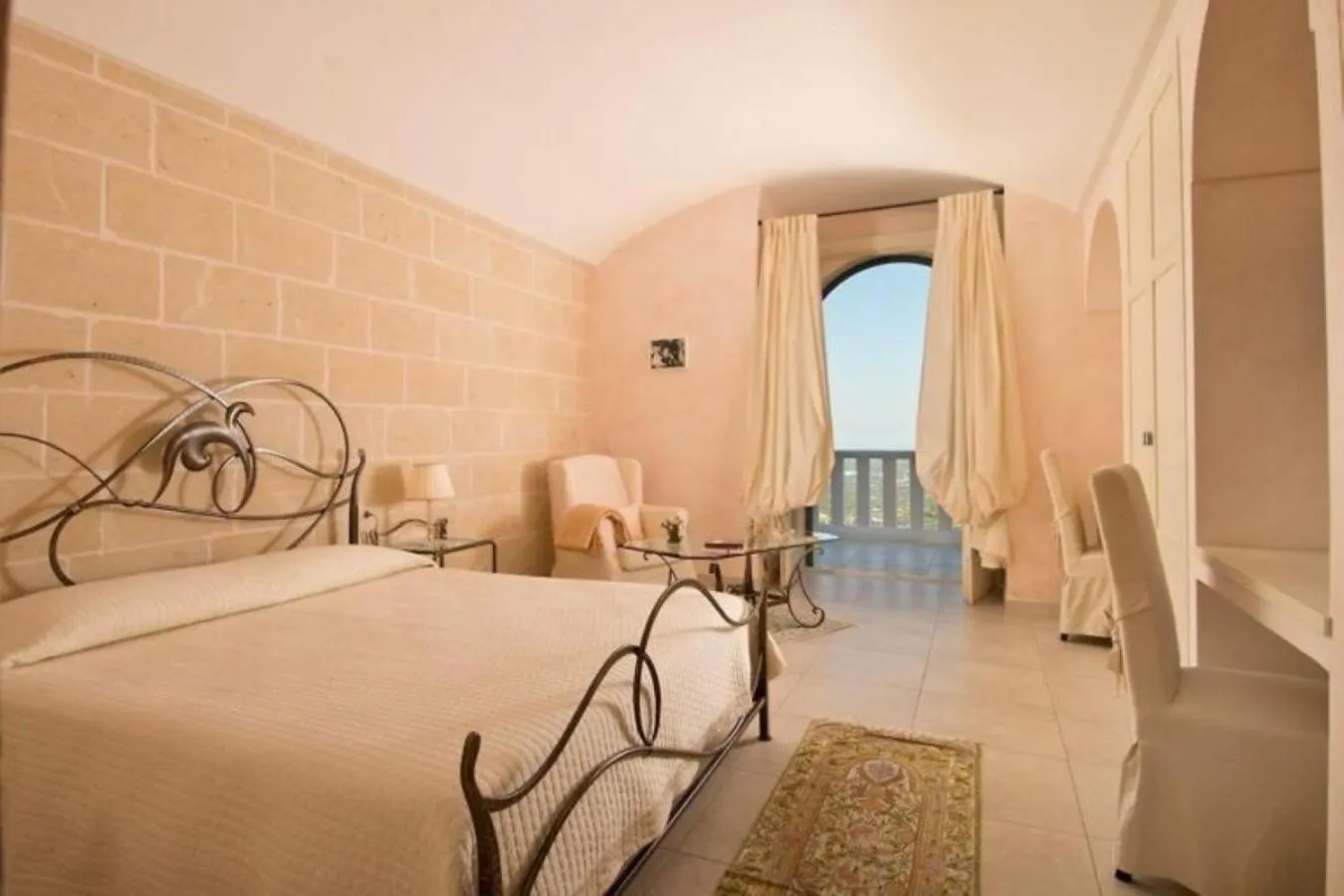 Bed in Al Mirador Resort