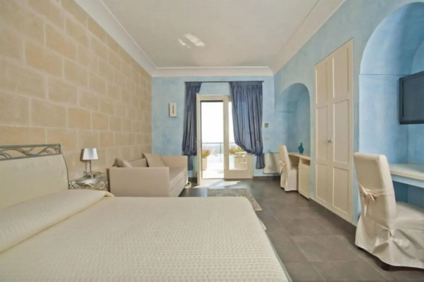 Bed in Al Mirador Resort