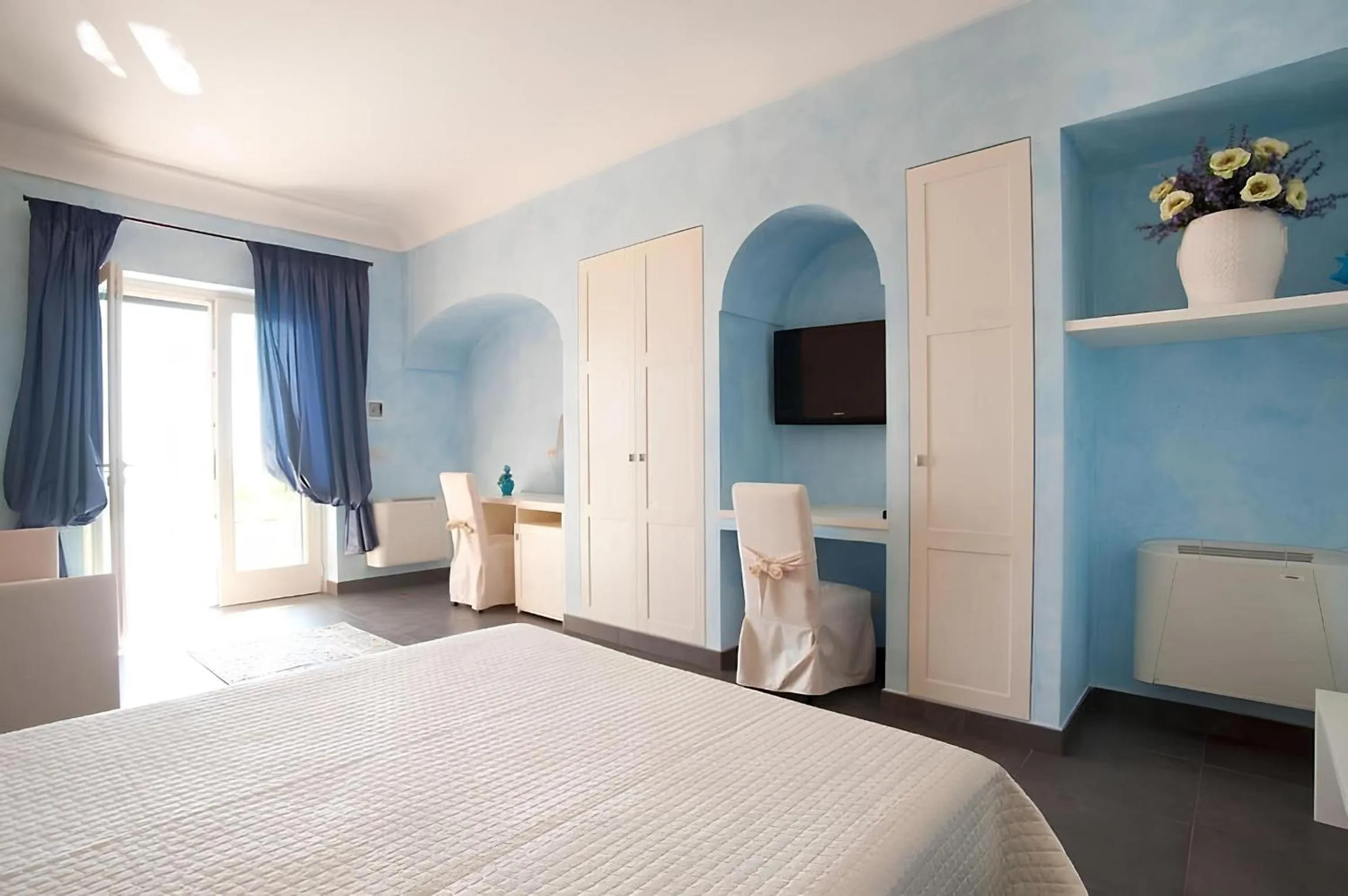 Photo of the whole room, Bed in Al Mirador Resort