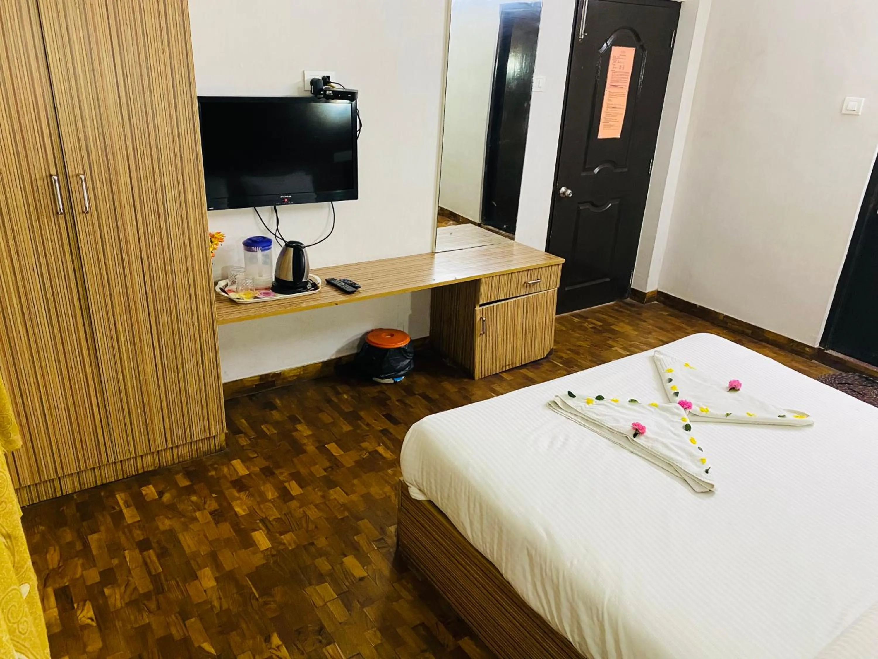 Bedroom, Bed in Tulips Resorts - Elkhill