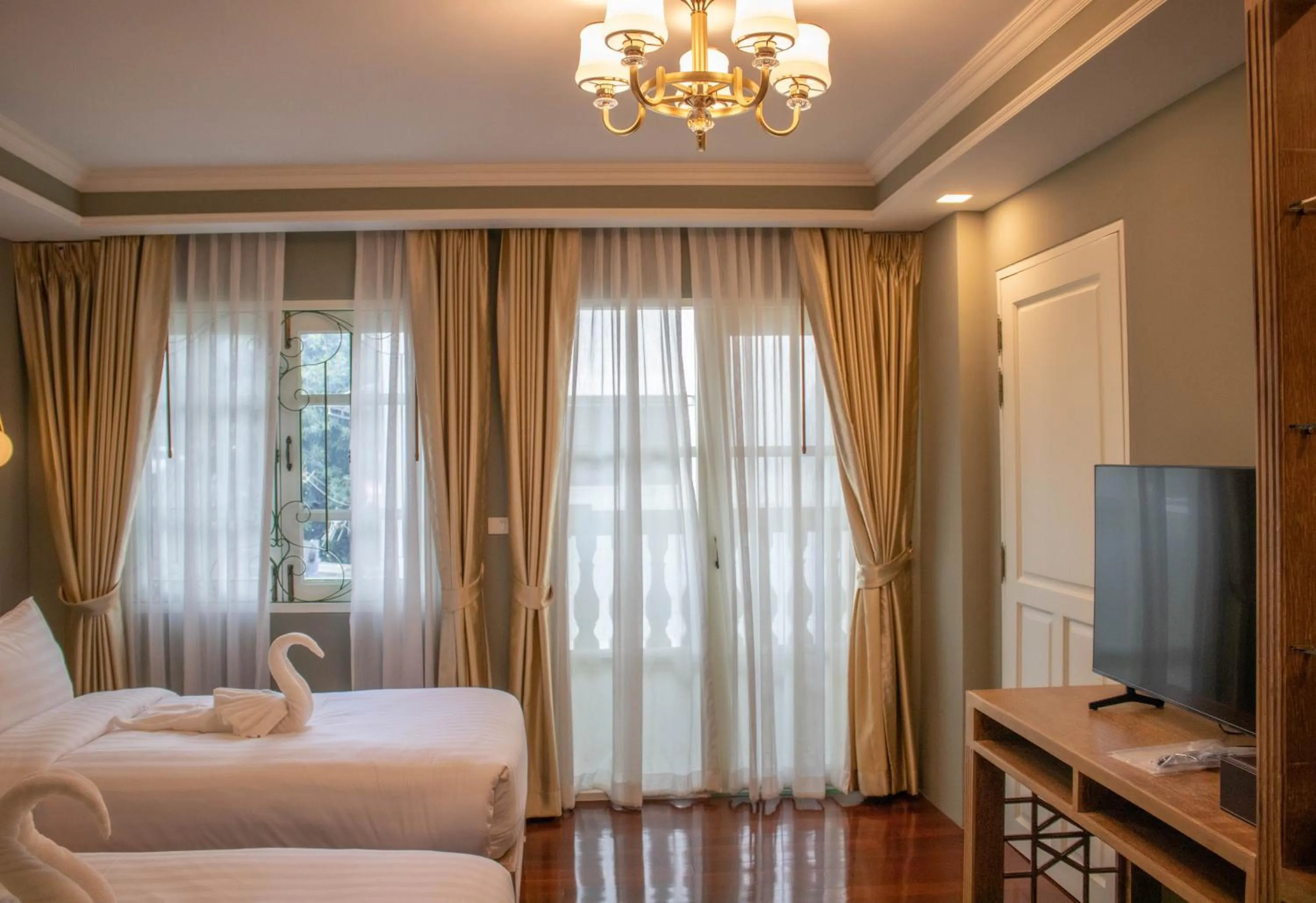 Bedroom, Bed in Siri Grand Bangkok Hotel