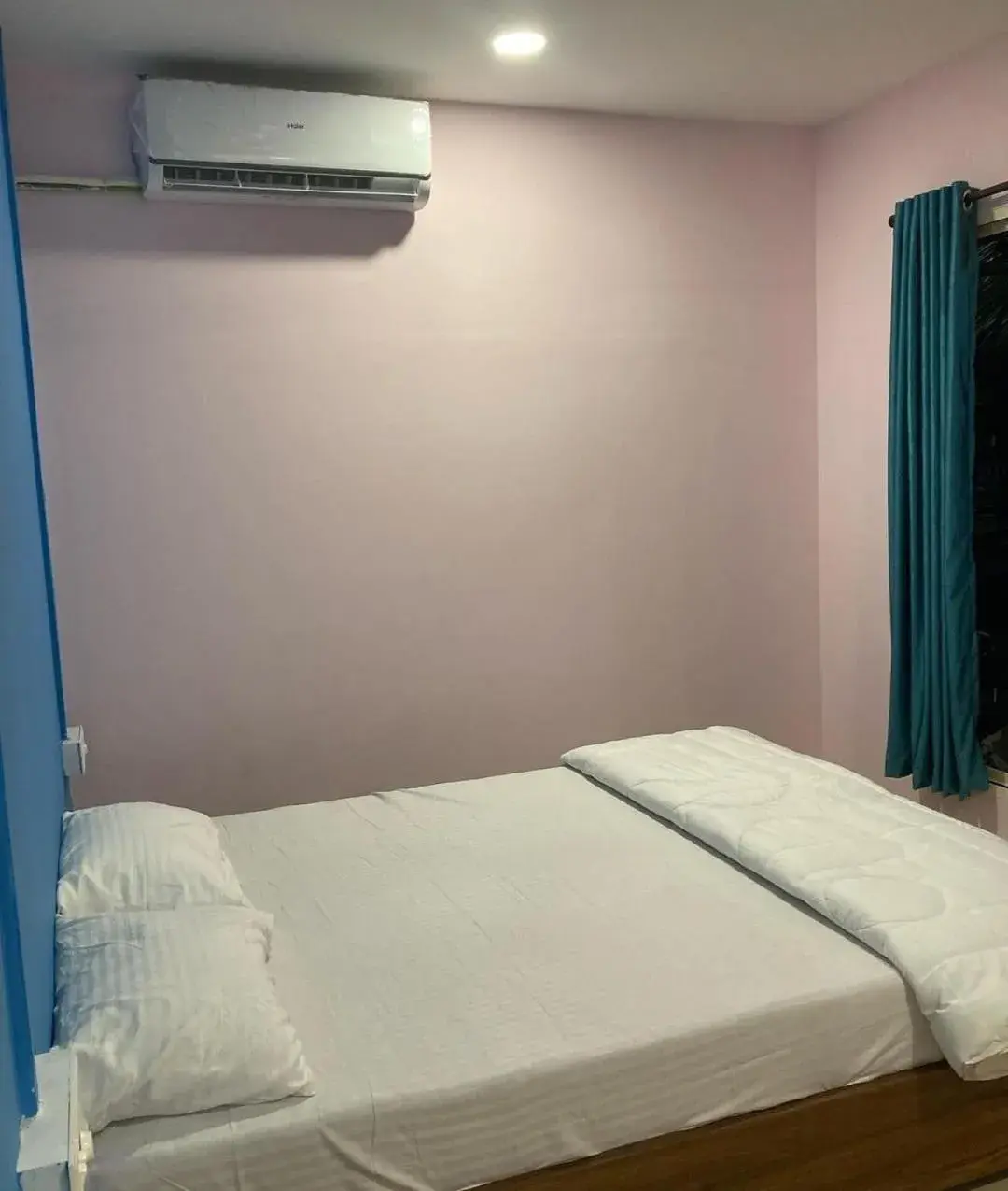 air conditioner, Bed in COCKS TOWN air conditioner, Bed in COCKS TOWN