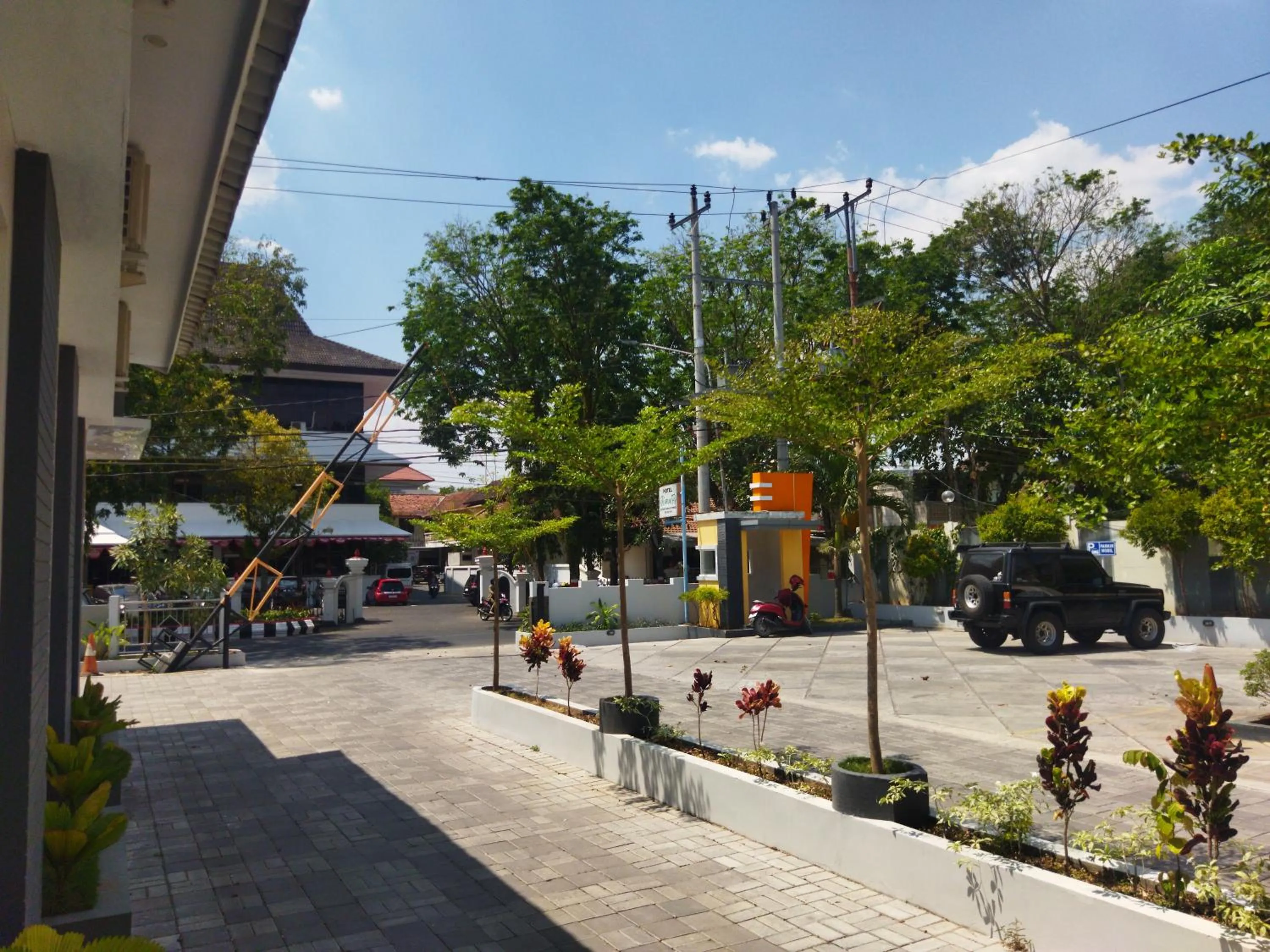 Parking in Hotel Karunia PKPRI