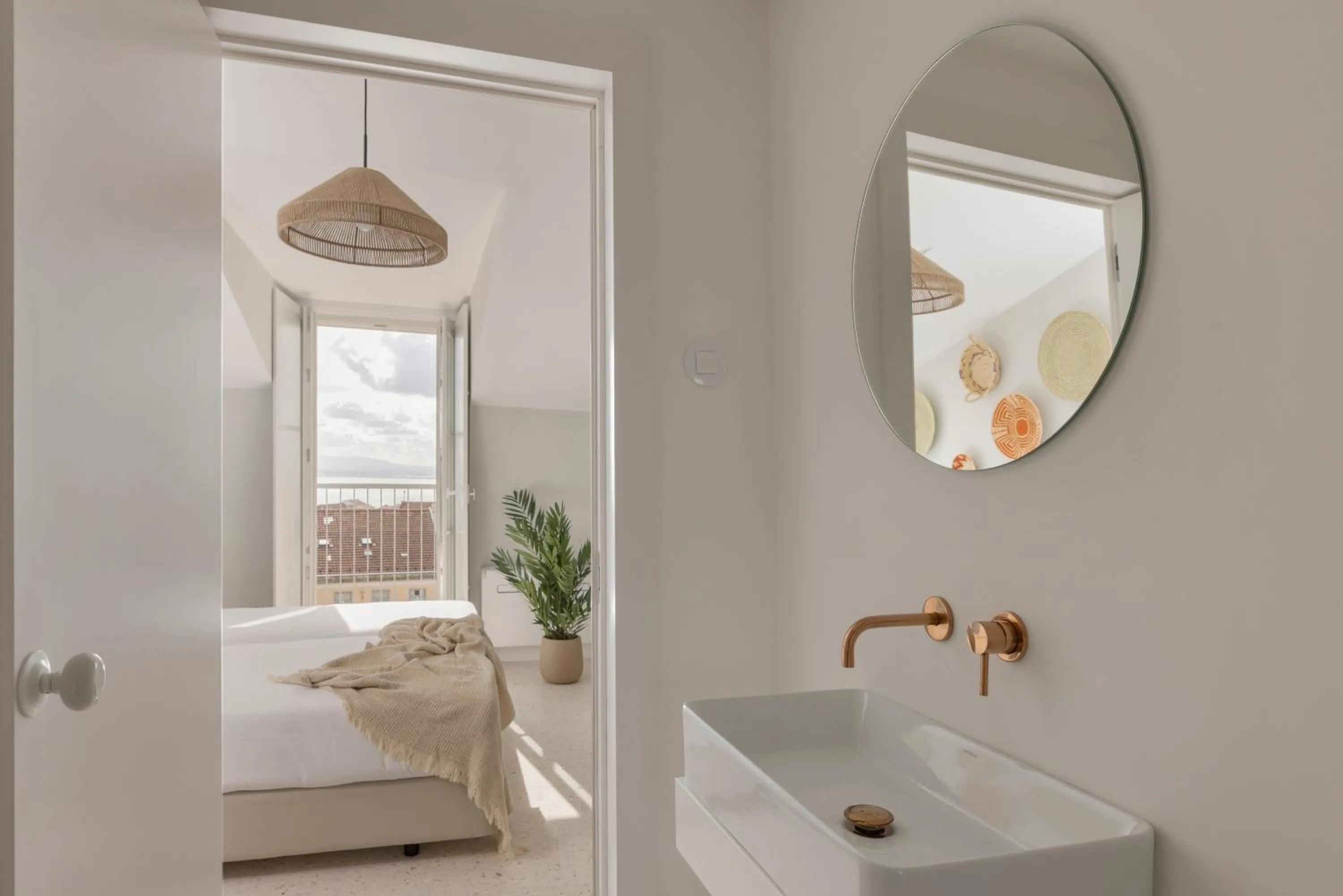 Bathroom, Bed in Líbere Lisbon Príncipe Real