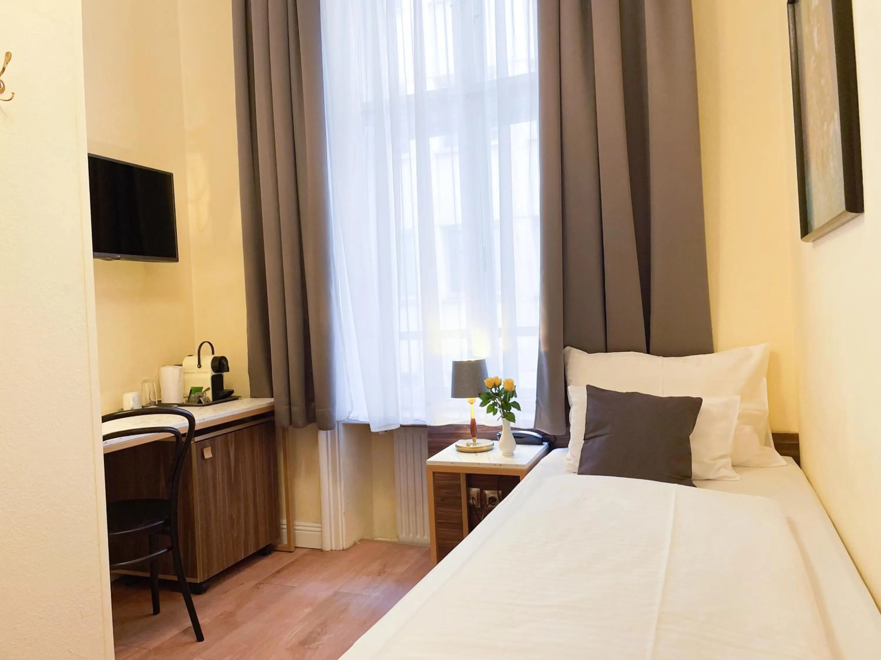 Photo of the whole room, Bed in City Pension Stephansplatz I Self Check In