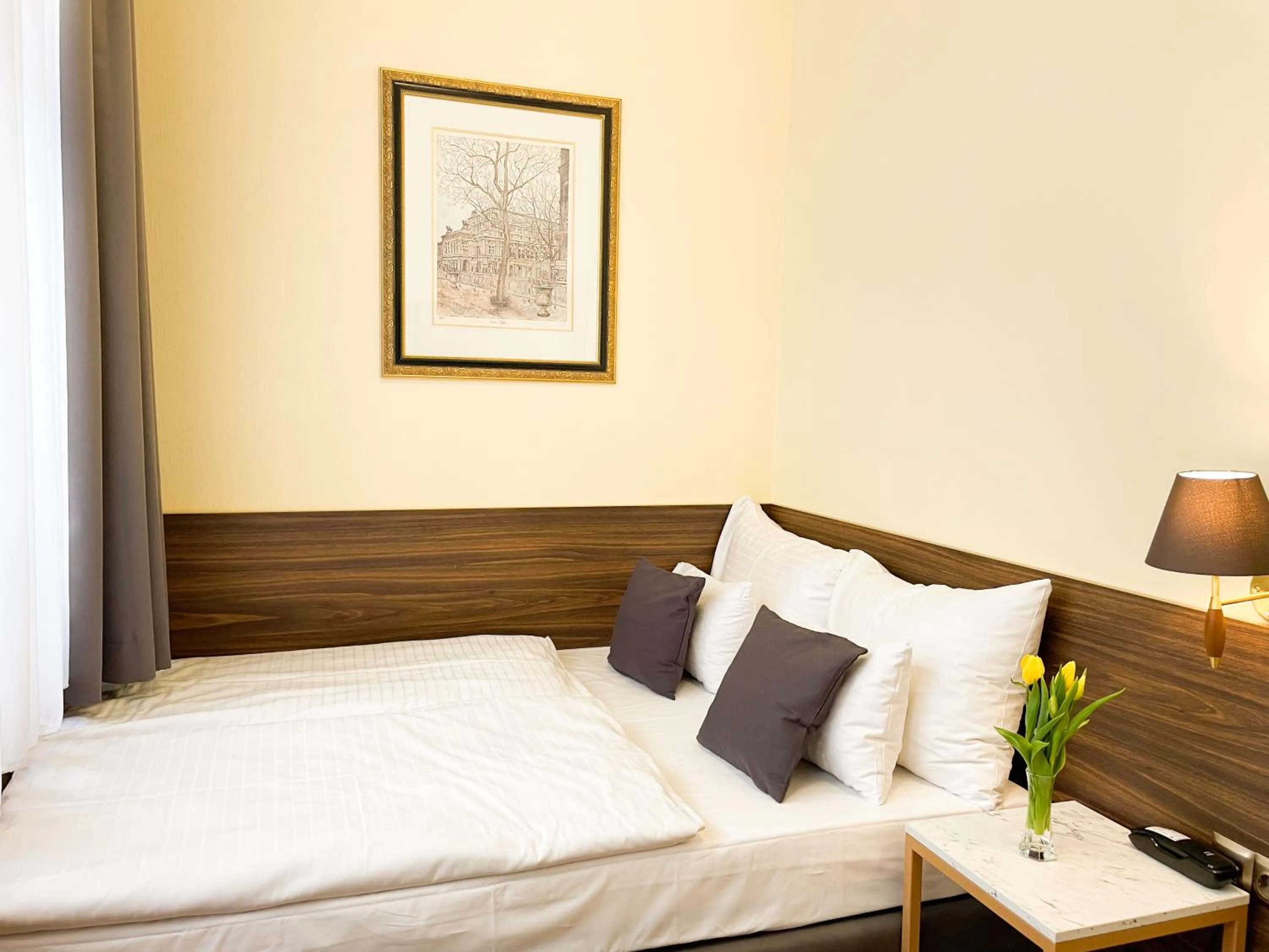 Photo of the whole room, Bed in City Pension Stephansplatz I Self Check In