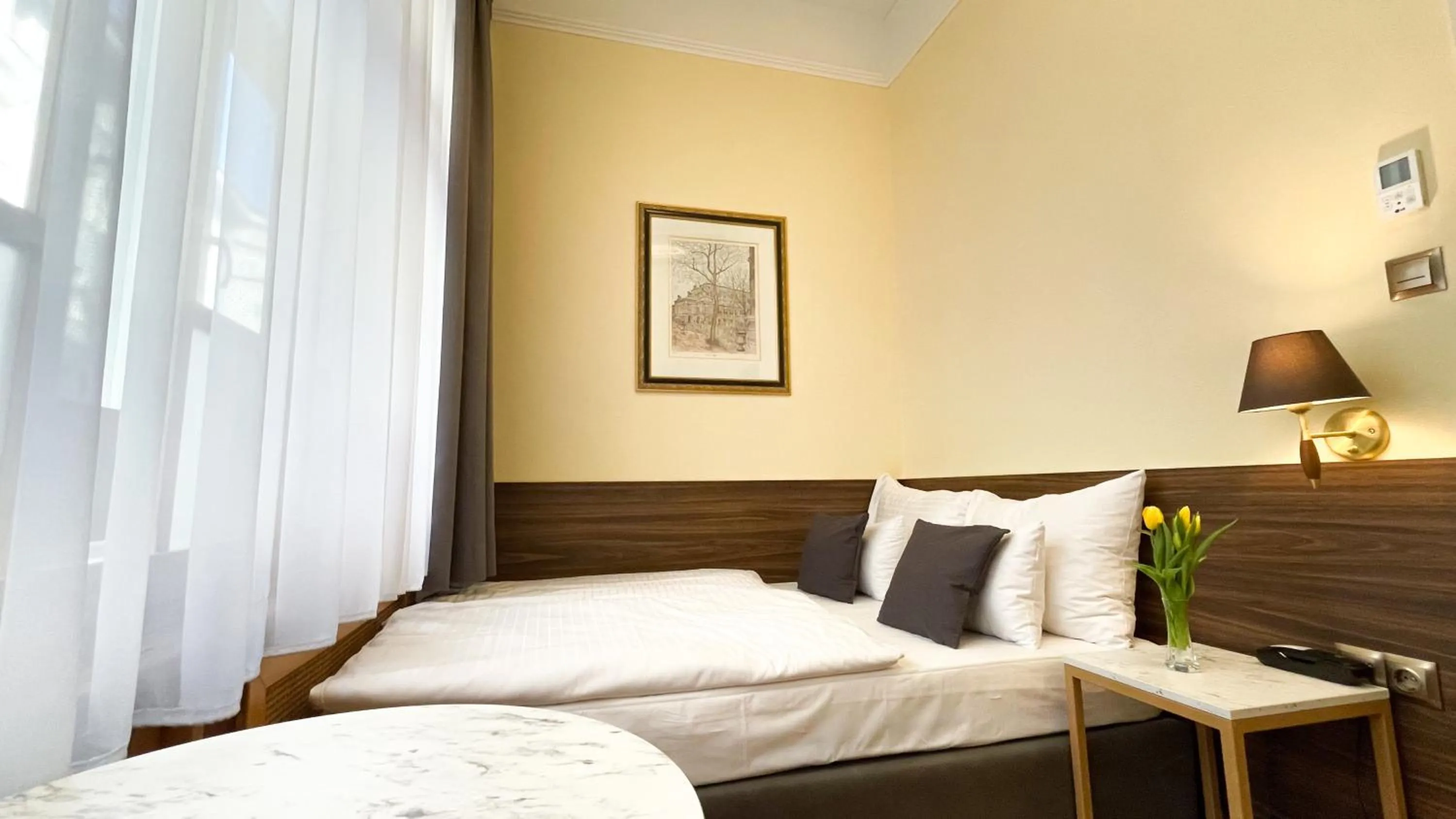 Photo of the whole room, Bed in City Pension Stephansplatz I Self Check In