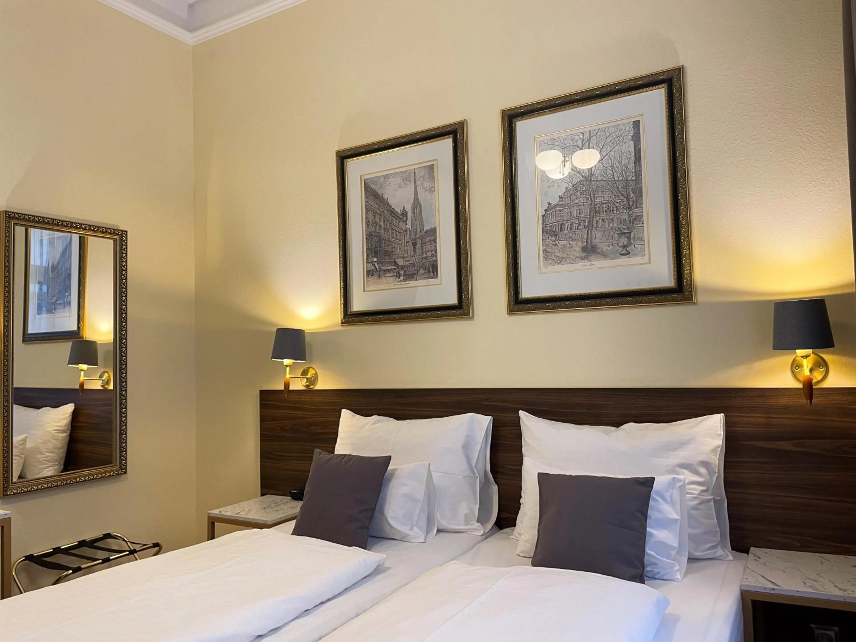 Photo of the whole room, Bed in City Pension Stephansplatz I Self Check In