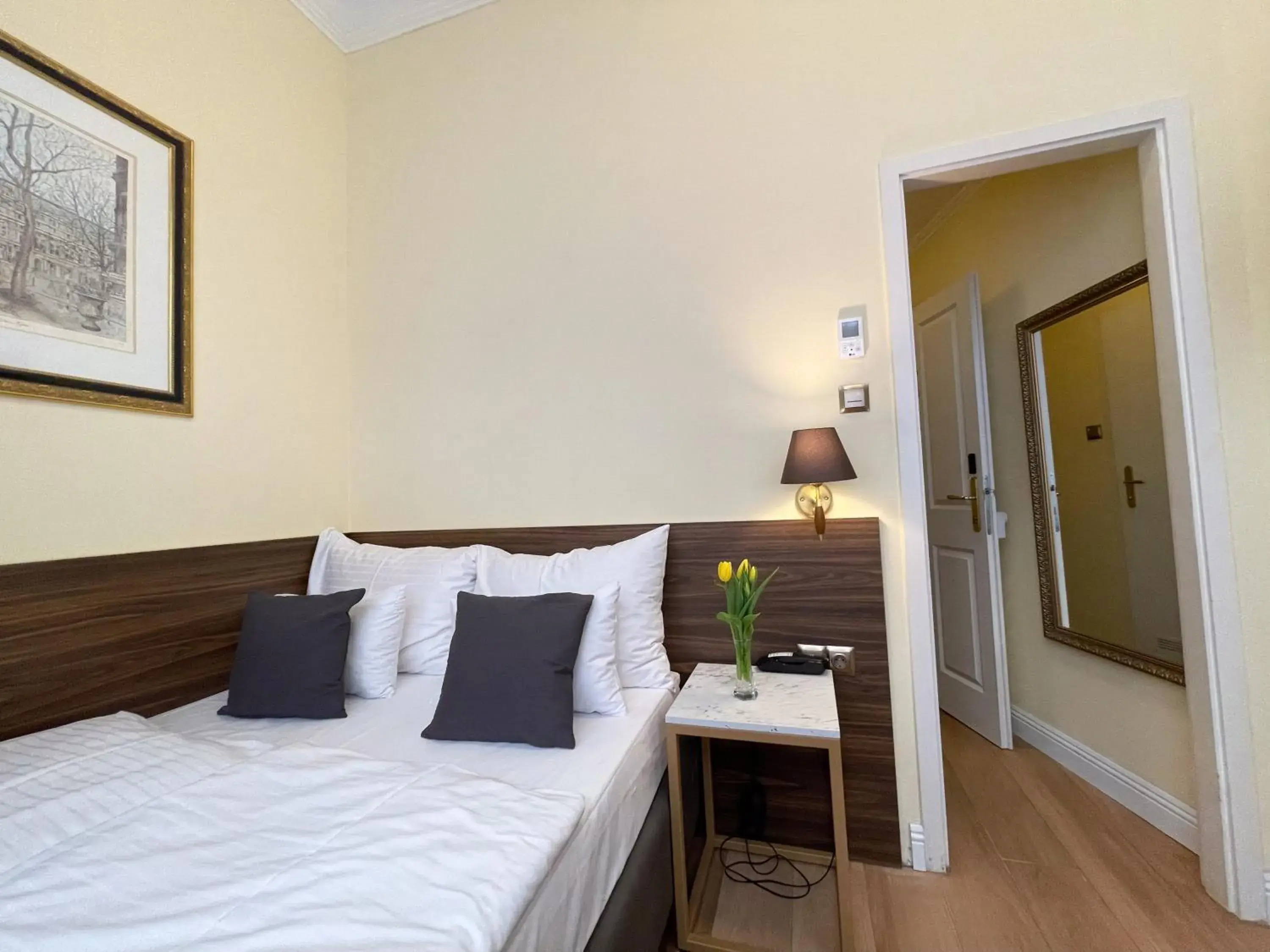 Photo of the whole room, Bed in City Pension Stephansplatz I Self Check In Photo of the whole room, Bed in City Pension Stephansplatz I Self Check In