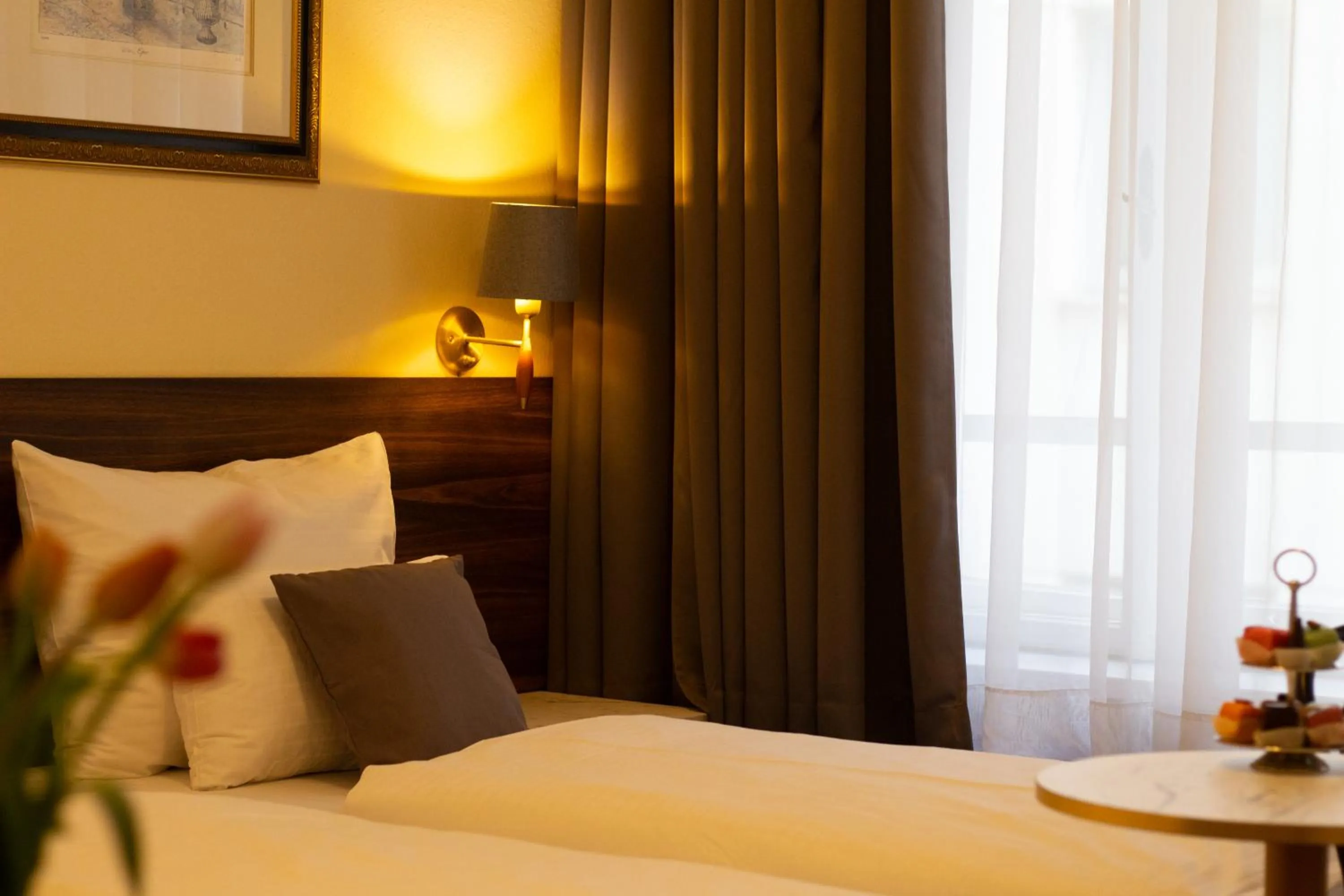 Photo of the whole room, Bed in City Pension Stephansplatz I Self Check In