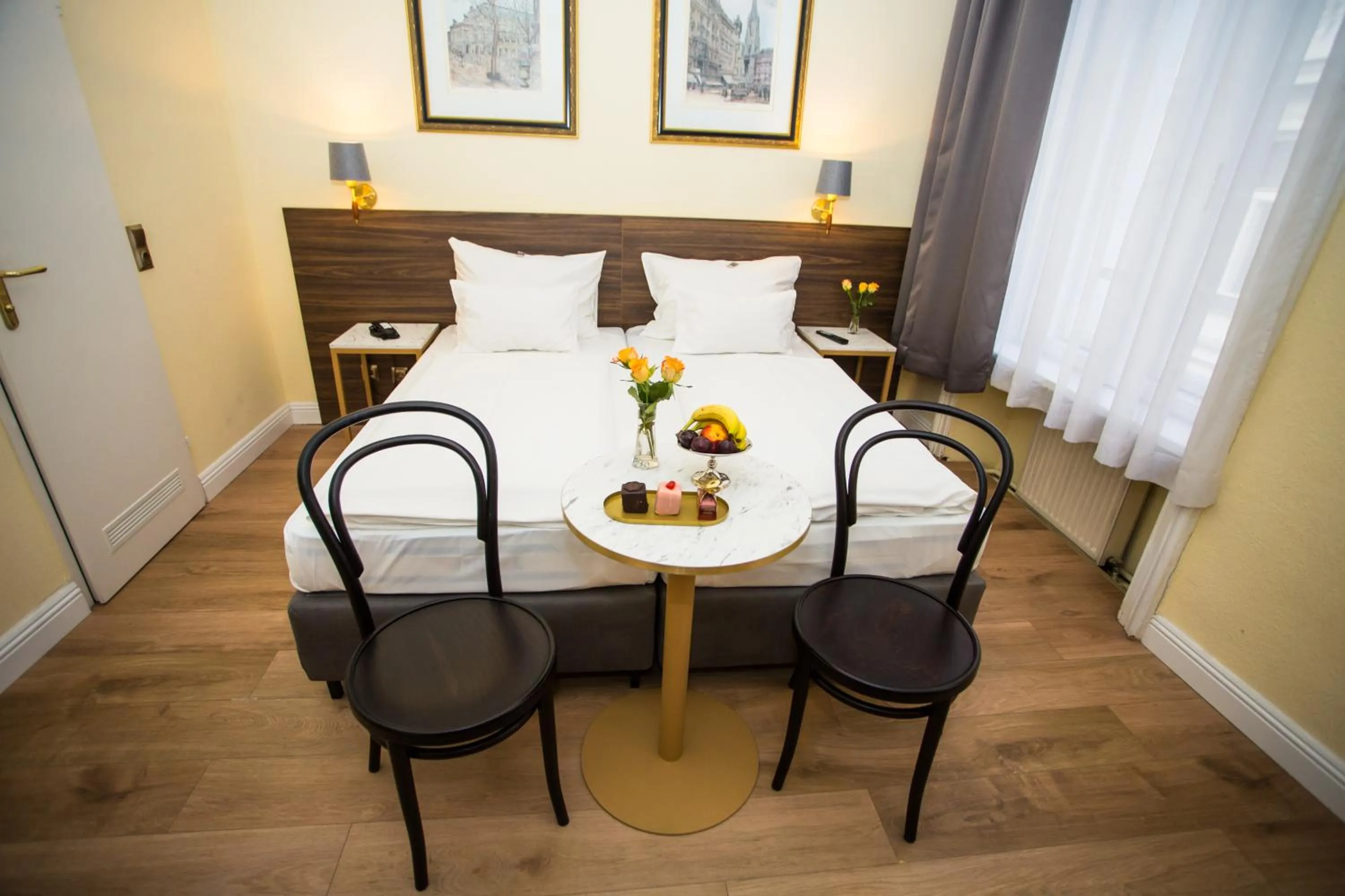 Photo of the whole room in City Pension Stephansplatz I Self Check In