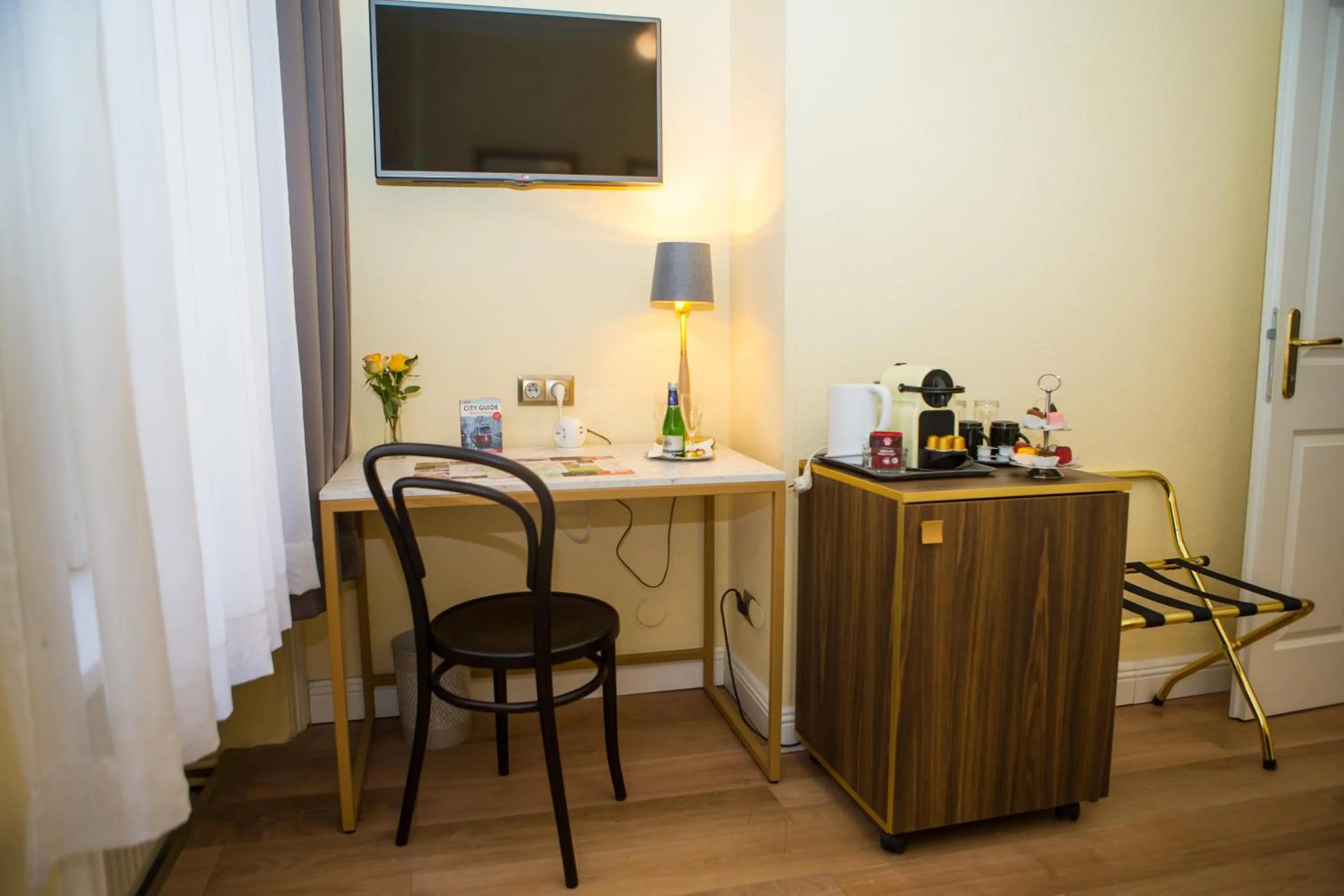 Photo of the whole room in City Pension Stephansplatz I Self Check In