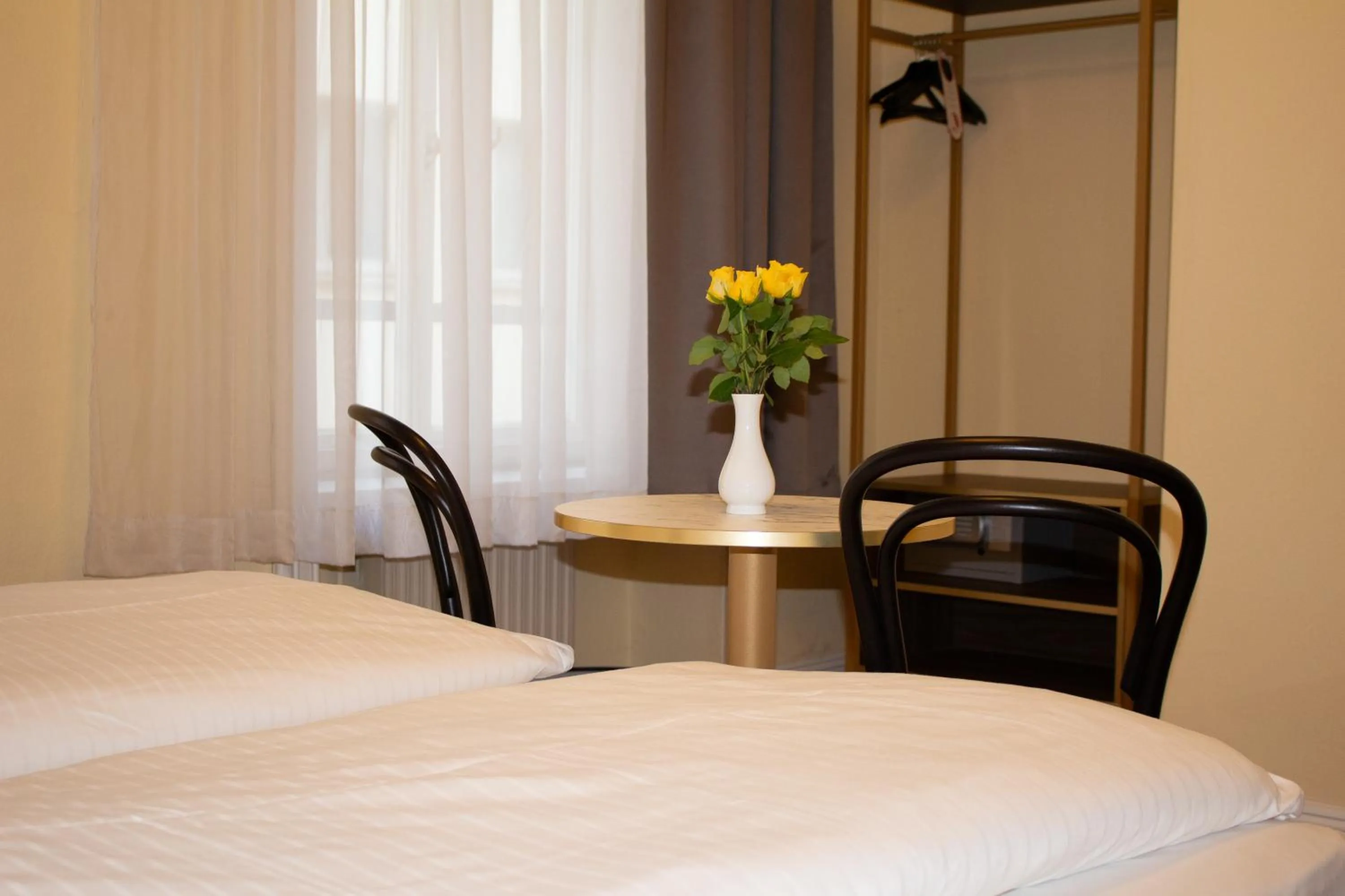Photo of the whole room, Bed in City Pension Stephansplatz I Self Check In