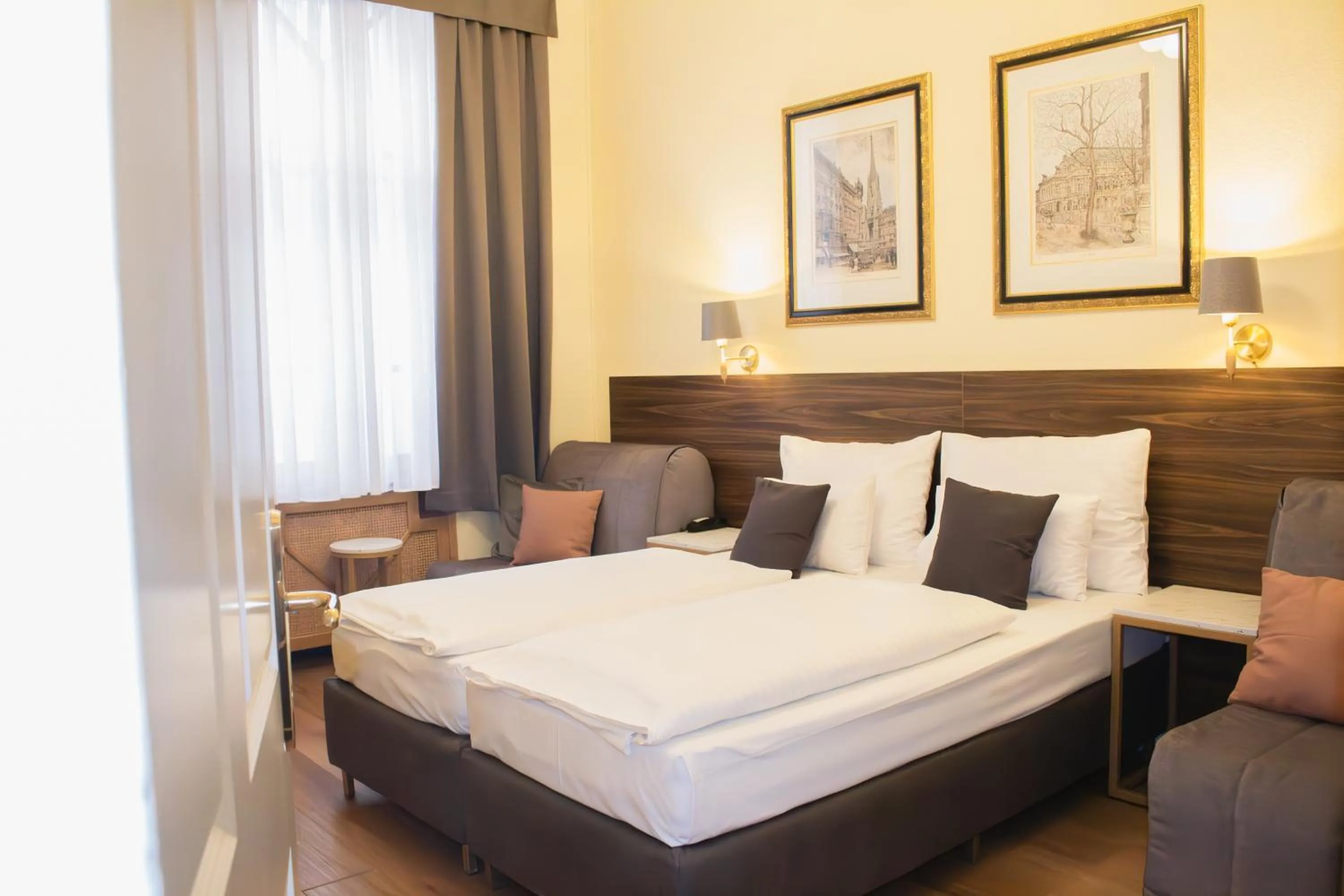 Photo of the whole room, Bed in City Pension Stephansplatz I Self Check In